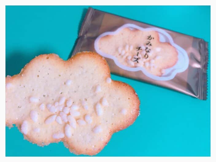 山岸愛梨さんのインスタグラム写真 - (山岸愛梨Instagram)「昨日の番組でポン子ちゃんが紹介していた東京かみなりやさんのかみなりチーズというお菓子。かみなり様と、かみなりおこしの原料となるお米がコンセプトのお店だそうで、東京駅でしか購入できないそうですね。「この雲たべて、いつも晴れ」というキャッチにつられました。雲の形が可愛い(o^^o)  #東京かみなりや #かみなりチーズ #東京 #雲 #空」4月23日 18時24分 - airi_yamagishi