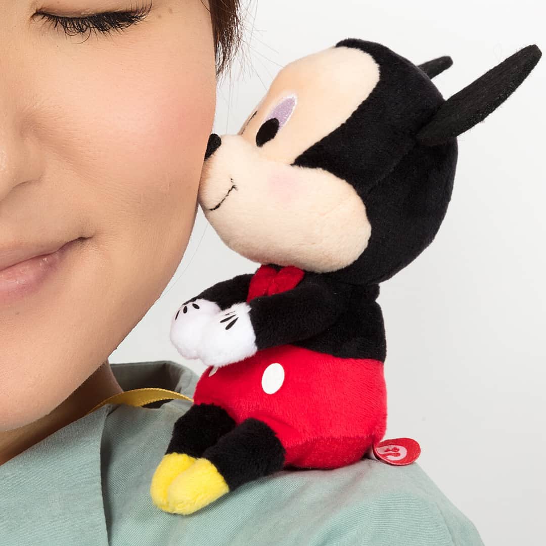 ちょっこりさん【公式】のインスタグラム：「#20190423 * こうやって、顔の向きも変えられるから ほっぺにチュってしてもらえちゃう！ * 4月26日(金)より、予約受付開始。 詳しくは、タカラトミーアーツ 公式ショッピングサイトを見てね。 数量限定なので、お早めに〜 * #ちょっこりさん #肩のりちょっこりさん #26日予約受付開始 #ぬい撮り#ぬいぐるみ #chokkorisan#disney #takaratomyarts #ディズニー #ディズニーグッズ #disney写真部」