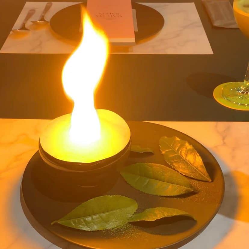 美的 Biteki's official Instagram! さんのインスタグラム写真 - (美的 Biteki's official Instagram! Instagram)「GWはハーゲンダッツの抹茶を堪能🍵💚 ハーゲンダッツから抹茶尽くしのコースメニューを楽しめる『Häagen-Dazs MATCHA SALON』がGW期間中に六本木でオープン✨  五感をフルに活用して楽しめるサロンは、火を使った演出（写真2枚目）や、抹茶の香りをまとった煙（写真3枚目）、さらにメニューそれぞれのイメージに合わせた音楽など、視覚、嗅覚、聴覚でも楽しめるエンターテイメント空間になっています💙  全6品のコースメニューは、人気フレンチレストラン『L’AS』のオーナーシェフ 兼子大輔氏監修の下、“ハーゲンダッツこだわりの抹茶をあらゆる方法で楽しむ“をコンセプトに考案されたもの。 同じ抹茶でもさっぱりとしたカクテル（写真4枚目）、甘みの強いティラミス（写真5枚目）やフルーティなジュレ（写真6枚目）など多彩な味を楽しめ、新たな抹茶の魅力を発見できます！  イベントは2019年4月24日（水）～2019年5月5日（日・祝）までの期間限定！GWはハーゲンダッツこだわりの抹茶を贅沢に味わってみてはいかがでしょう♪  コースメニュー全6品はこちら ・グリーンティーとライムのカクテル（ノンアルコール） ・フォアグラのクリスピーサンド グリーンティーフレーバー ・3種の濃さの抹茶ティラミス ・暗闇に覆われた抹茶ジュレ ・抹茶入り緑茶 ・至福のハーゲンダッツグリーンティー  Häagen-Dazs MATCHA SALON 概要 【期間】2019年4月24日（水）から2019年5月5日（日・祝）【営業時間】11:00～22:30　※1時間入れ替え制 【価格】2,900円（税込み） 【予約サイト】https://www.haagen-dazs.co.jp/matcha_salon/  予約受付中 【場所】東京都港区六本木6-10-1 六本木ヒルズ ヒルサイド 2階「ヒルズ カフェ/スペース」内  #ハーゲンダッツ抹茶サロン#HäagendazsMATCHASALON#ハーゲンダッツ#Häagendazs#抹茶#グリーンティー#greentea#matcha#アイスクリーム#アイス#茶#六本木#ゴールデンウィーク#gw#美的#biteki#bitekicom @haagendazs_jp」4月23日 18時25分 - bitekicom