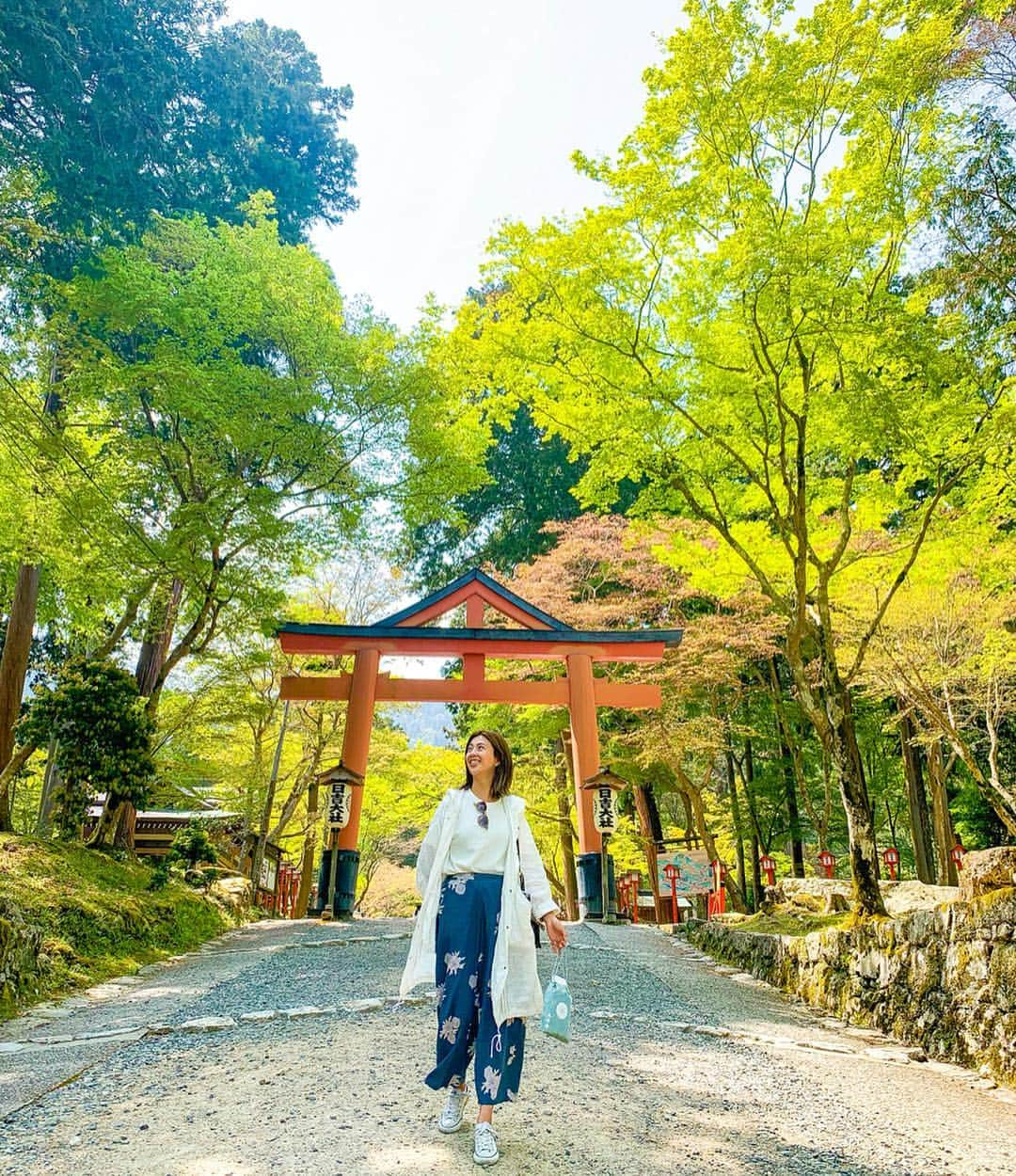 吉田夏海さんのインスタグラム写真 - (吉田夏海Instagram)「@womenshealthjp さんと星野やさんの企画で一泊二日の旅ロテルド比叡に泊まり1日目はヨガレッスンを担当させていただき2日目は厄払い散歩をみなさんと一緒に行ってきました⛩✨ . 山床カフェで素敵なロケーションの中でのヨガ最高でした🧘‍♀️🧡 . ヨガ終わりはほうじ茶の味くらべをしたりカフェで自由な時間を過ごし、夜にはディナー前にワインのテイスティングもあったり1日目から盛りだくさん🙌🧡 . 2日目は早朝から朝のお勤めへ根本中堂へ行ってきました🙏 . 一歩中に入ったらもう空気が全然違くてひんやり凛とした気を感じました✨✨✨ . それから朝ごはんを食べチェックアウトし延暦寺へ行き、東塔と西塔の中の本堂を歩き回りながら御朱印集めをしたり色んな話を聞いて歴史に触れてきました😌🙏 . そのお話の中で浄土院には12年敷地から一歩も出ないで大師に奉仕している侍真さんが修行をしていると聞いて驚きました😳‼️ . 12年間ずっと同じ毎日の繰り返しというのは衝撃でした💭 . 延暦寺を出た後は日吉大社で厄祓いをしてもらいました⛩ . 今年厄年なので厄祓いに行きたいなぁと思っていたところタイミングよく行けて嬉しかったです😉💫 . 新鮮な空気をたくさん取り込みながらのヨガ、本堂巡り、厄祓いで身も心も清められてとても素敵な一泊二日の旅になりました🧡🧡🧡 . 一緒に行けて楽しかったです✌️ . @roxyjapan  #womenshealthjp  #roxyjapan  #ロテルド比叡  #比叡山 #延暦寺 #日吉大社」4月23日 18時35分 - natsumiiiiiiiiiii