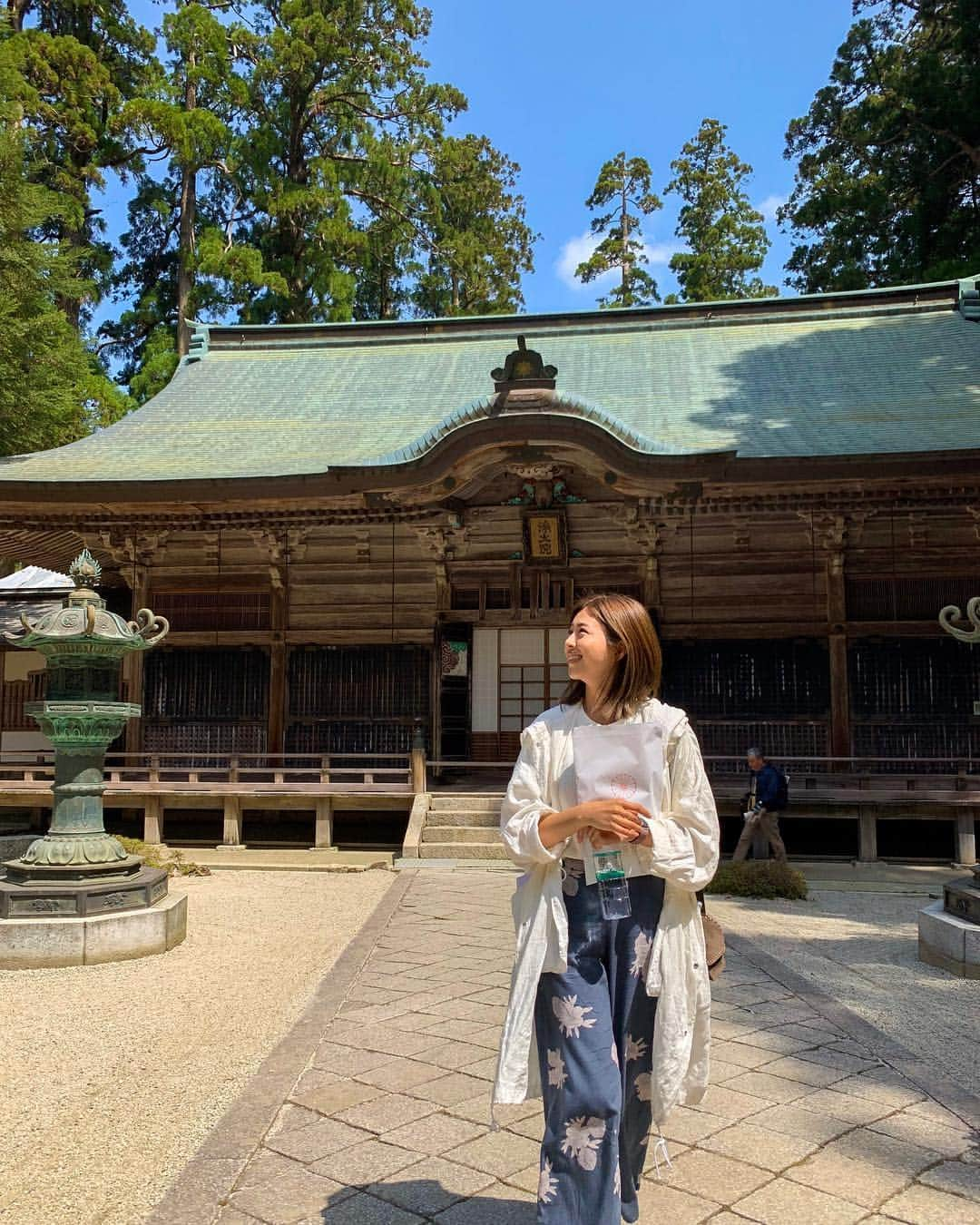 吉田夏海さんのインスタグラム写真 - (吉田夏海Instagram)「@womenshealthjp さんと星野やさんの企画で一泊二日の旅ロテルド比叡に泊まり1日目はヨガレッスンを担当させていただき2日目は厄払い散歩をみなさんと一緒に行ってきました⛩✨ . 山床カフェで素敵なロケーションの中でのヨガ最高でした🧘‍♀️🧡 . ヨガ終わりはほうじ茶の味くらべをしたりカフェで自由な時間を過ごし、夜にはディナー前にワインのテイスティングもあったり1日目から盛りだくさん🙌🧡 . 2日目は早朝から朝のお勤めへ根本中堂へ行ってきました🙏 . 一歩中に入ったらもう空気が全然違くてひんやり凛とした気を感じました✨✨✨ . それから朝ごはんを食べチェックアウトし延暦寺へ行き、東塔と西塔の中の本堂を歩き回りながら御朱印集めをしたり色んな話を聞いて歴史に触れてきました😌🙏 . そのお話の中で浄土院には12年敷地から一歩も出ないで大師に奉仕している侍真さんが修行をしていると聞いて驚きました😳‼️ . 12年間ずっと同じ毎日の繰り返しというのは衝撃でした💭 . 延暦寺を出た後は日吉大社で厄祓いをしてもらいました⛩ . 今年厄年なので厄祓いに行きたいなぁと思っていたところタイミングよく行けて嬉しかったです😉💫 . 新鮮な空気をたくさん取り込みながらのヨガ、本堂巡り、厄祓いで身も心も清められてとても素敵な一泊二日の旅になりました🧡🧡🧡 . 一緒に行けて楽しかったです✌️ . @roxyjapan  #womenshealthjp  #roxyjapan  #ロテルド比叡  #比叡山 #延暦寺 #日吉大社」4月23日 18時35分 - natsumiiiiiiiiiii