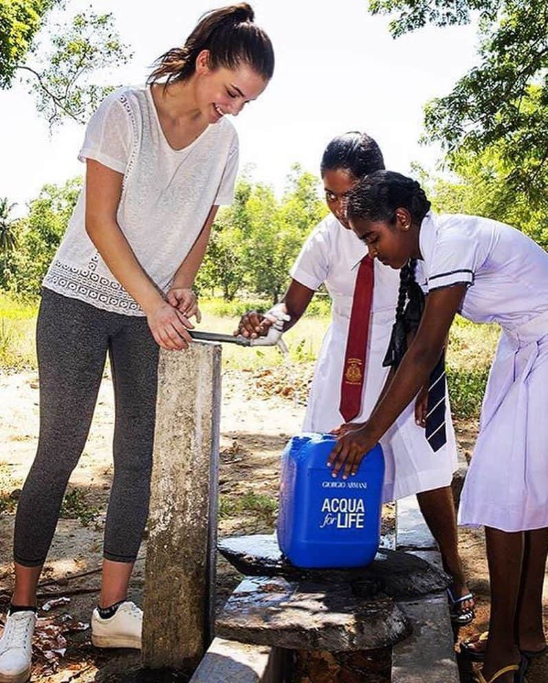 バルバラ・パルヴィンさんのインスタグラム写真 - (バルバラ・パルヴィンInstagram)「In 2016, I had the humbling opportunity to visit an Acqua for Life project in Sri Lanka. Did you know that girls and women are still walking to collect water everyday? I’ve seen first hand how building a water tank can empower a community. Today on Earth Day, I’m showing my support to Giorgio Armani’s Acqua for Life initiative focusing on delivering universal access to drinking water in water-scarce regions. To learn more click the link in my Bio. #Earthday #AcquaforLife #ArmaniBeauty @armanibeauty」4月23日 18時36分 - realbarbarapalvin