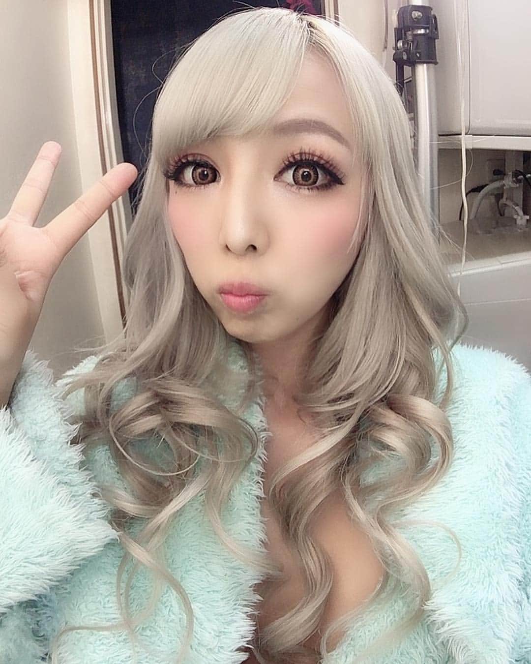 霜月るなさんのインスタグラム写真 - (霜月るなInstagram)「昨日ゎ名古屋で撮影でした✨✨ 衣装いっぱいセクシーなエロいやつ着たからまたちょこちょこ載せていこうかな😚  今まで、かなりのドM野郎をいじめた作品出た事なかったから、私に 女王様系とかできるか不安で、、、一カ月前から心配やって。笑  事前にネットで色々ぐぐったりしてサンプルみたりして研究してました笑。 セリフも家で練習したりして。笑 ↑心配性で真面目な性格🤣  やってみたら意外とできたしおもしろいし楽しかった笑笑🤣  やりきった感がすごい😂  しかし、足コキとかありすぎて 足がガクガクで今日ゎ安定の筋肉痛🤣 ヒールで👠踏んだりするシーンは、痛くないかな？赤くなってるよぉぉ？大丈夫？ って心配しちゃって手加減しすぎた笑 でもM男さんゎこうゆうのが大好きなんやんな🤣笑  また発売したら作品みてね❤️❤️ あ！ストーリーでこの衣装ゎどこで売ってますか？って質問あったんやけどこれは撮影で用意されてたからわからないです、すいません😂😂 #m男#m男いじめ#撮影#名古屋#ギャル#痴女#淫語#女王様#セクシー#コスプレ#エロカワ#金髪#ヒョウ柄#av」4月23日 18時36分 - shimoruna