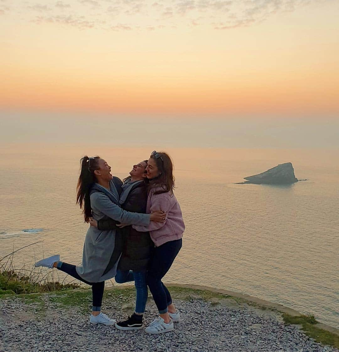 ヴァレンティーナ・マルケイさんのインスタグラム写真 - (ヴァレンティーナ・マルケイInstagram)「Loving exploring the World with you🌎💛 #earthday #mypartnersincrime #truefriendship #capfrehel #sunset 🌅#tourlife #showlife #bautifulfrance 🇫🇷 • • Abbiamo esplorato, abbiamo sognato di fronte ad un tramonto a picco sul mare, abbiamo riso di noi, di quello che eravamo quando siamo arrivate 7 mesi fa e di quello che ci riportiamo a casa. Abbiamo dormito in macchine, autobus, panchine in giardini di castelli francesi, bevuto vin cotto perse tra i Christmas markets tedeschi.  Di tutto questo rimaniamo NOI.  Un’amicizia nata a poco a poco, scoprendoci e scoprendo il meraviglioso Mondo intorno a noi. Un viaggio dentro noi stesse. Mi mancherete♥️ #tippy #juju #babes 📸 @marcekk」4月23日 18時29分 - valemarchei14