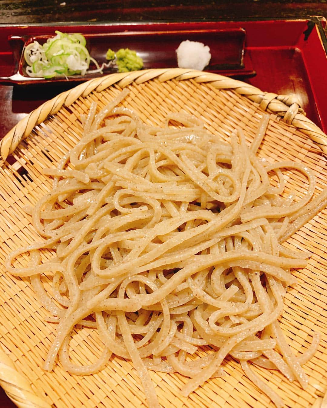 樫原伸彦さんのインスタグラム写真 - (樫原伸彦Instagram)「蕎麦打ちライブを眺めながら 天ぷら、 さらしなと田舎そばをたぐって終わり。 一杯いきたいとこだけど、この後、生放送なのでやめときますw  #soba #蕎麦 #そば #noodles」4月23日 18時31分 - nobustagrammy