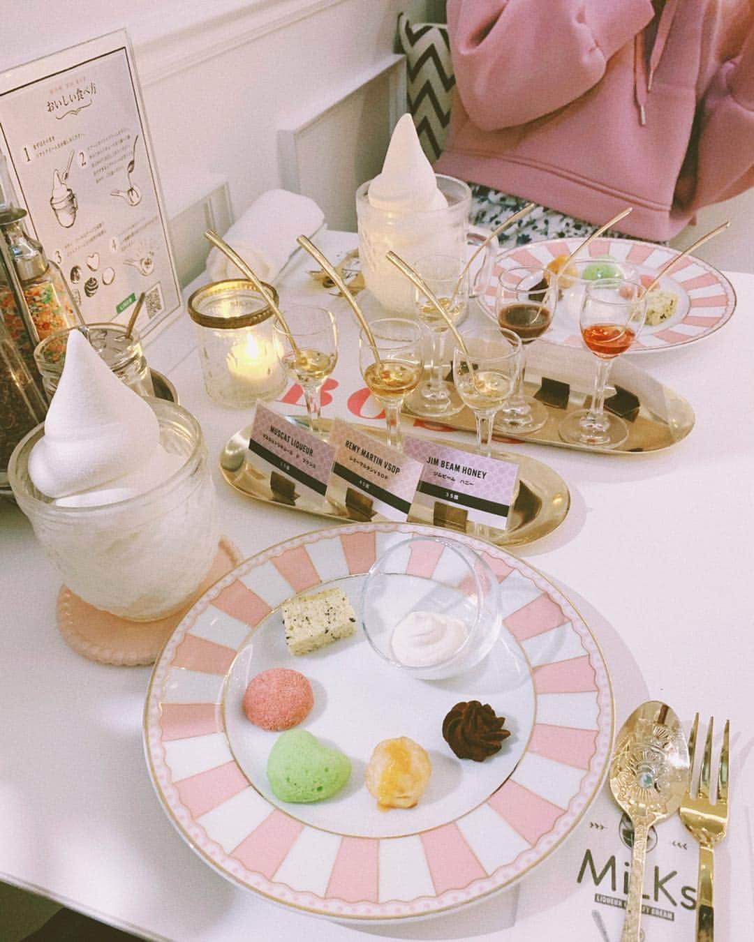 長澤佑香さんのインスタグラム写真 - (長澤佑香Instagram)「‎⋆ 展示会からの #shakeshack からの #milks 👗🍔🍦盛り沢山の日！笑 久々のmilks安定の美味しさ～～～ ‎⋆ ソフトクリームにかけるリキュールは ︎︎︎︎☑︎マスカットリキュール ︎︎︎︎☑︎レミーマルタンvsop ︎︎︎︎☑︎ジムビーム ハニー にしました🥃 ‎⋆ レミーマルタンてよくわからないけど 辛口リキュール人気No.1だったから 頼んでみた！美味しかったよ～☺️👌🏻 ( ‎※ユニコーン🦄のカチューシャと星の スティックはお店の物です。笑 ) ‎⋆ ‎⋆ #ソフトクリーム #リキュール #恵比寿 #スイーツ #うまかわ #ゆめかわいい #sweets #softcream #instafood」4月23日 18時33分 - ykngsw