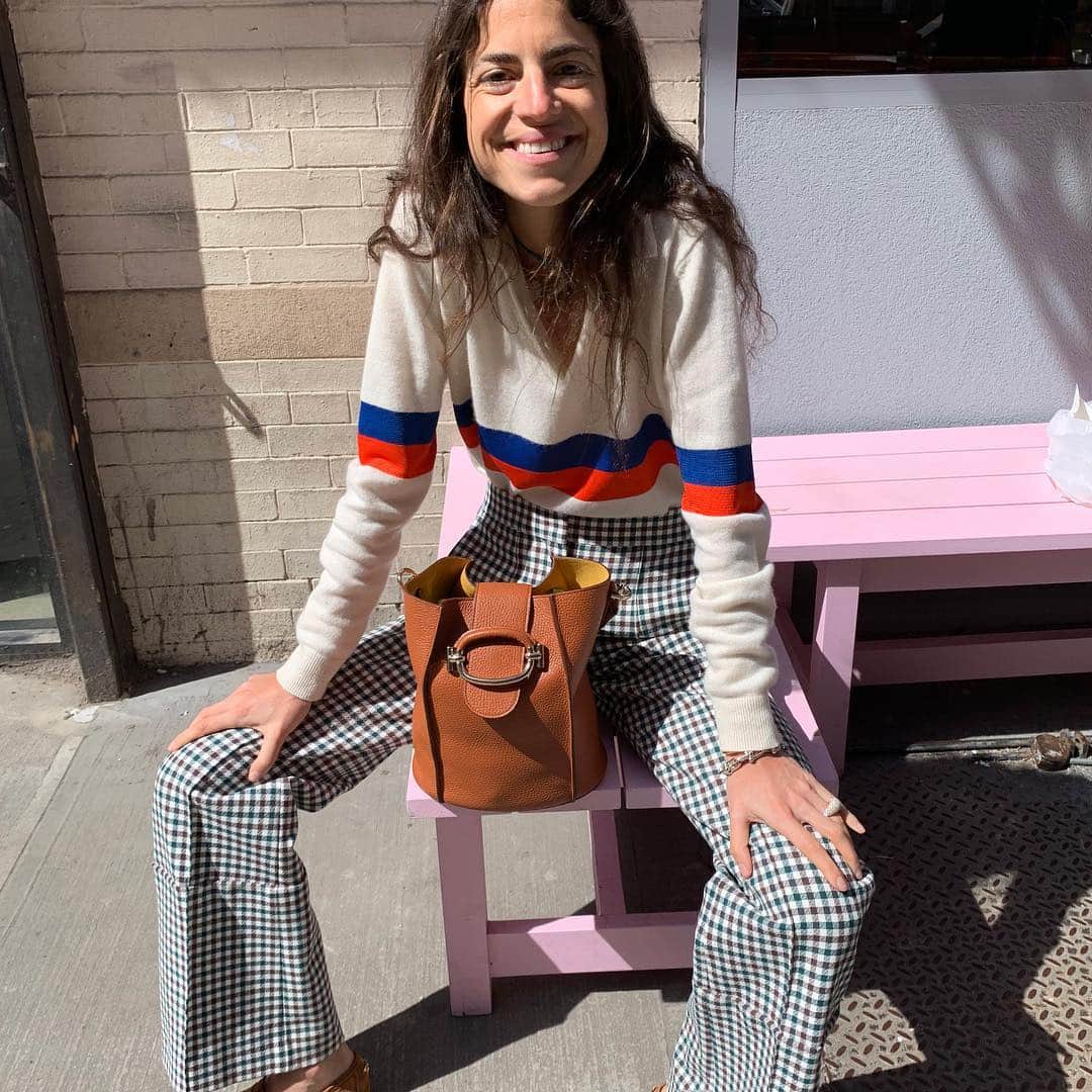 トッズさんのインスタグラム写真 - (トッズInstagram)「A very cool entrepreneur mum around New York. @leandramcohen welcoming Spring with her #TodsTRing bag.」4月23日 18時35分 - tods