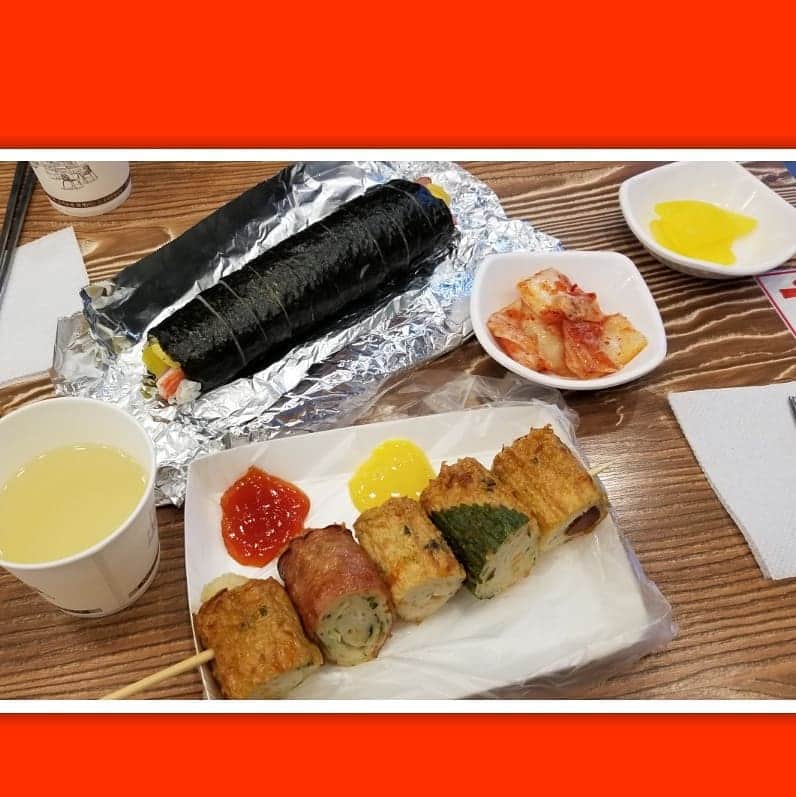 慶元まさ美さんのインスタグラム写真 - (慶元まさ美Instagram)「Trip Korea in April🎵  旅行記は明日の 『 #ハッピーコリア 』で 詳しく😊  夏日予想の火曜日☀️ しっかり朝ごはん食べましたか？  韓国の地下鉄にはcoffeesshopや簡単には食事ができるスタンドが あります。 #キンパ などを買うことも お店で食べるのもOK😊  旅行初心者でもメニューが 少なくて、指さしで買えるので ハードル低くて安心で、楽しい🎵  ラーメンやうどんなどを置いて あるところも多いです。 少し遠出の２日目の朝に 乗り換えの駅でサクッと😋  私たちが選んだのは #野菜キンパ （#야채김밥 ） 練り物盛り合わせ（#모둠어묵） 二人で十分な量でま500円！ 練り物はちゃんと温めてくれて おでんスープはサービスです。  あっ！ちなみに #ツナキンパ （#참치김밥 ）は 300円でした。  しっかり具材も入った 手作りのキンパが200円で 買えちゃう幸せ😆🍀 日本にもあったら良いのになぁ～ と思いつつ京都へ🚃  さぁ、火曜日も頑張りましょう🎵  #韓国 #🇰🇷 #韓国旅行 #大人女子旅#暮らすように旅する #trip #korea #koreanfood #health」4月23日 9時43分 - preciousmomentk