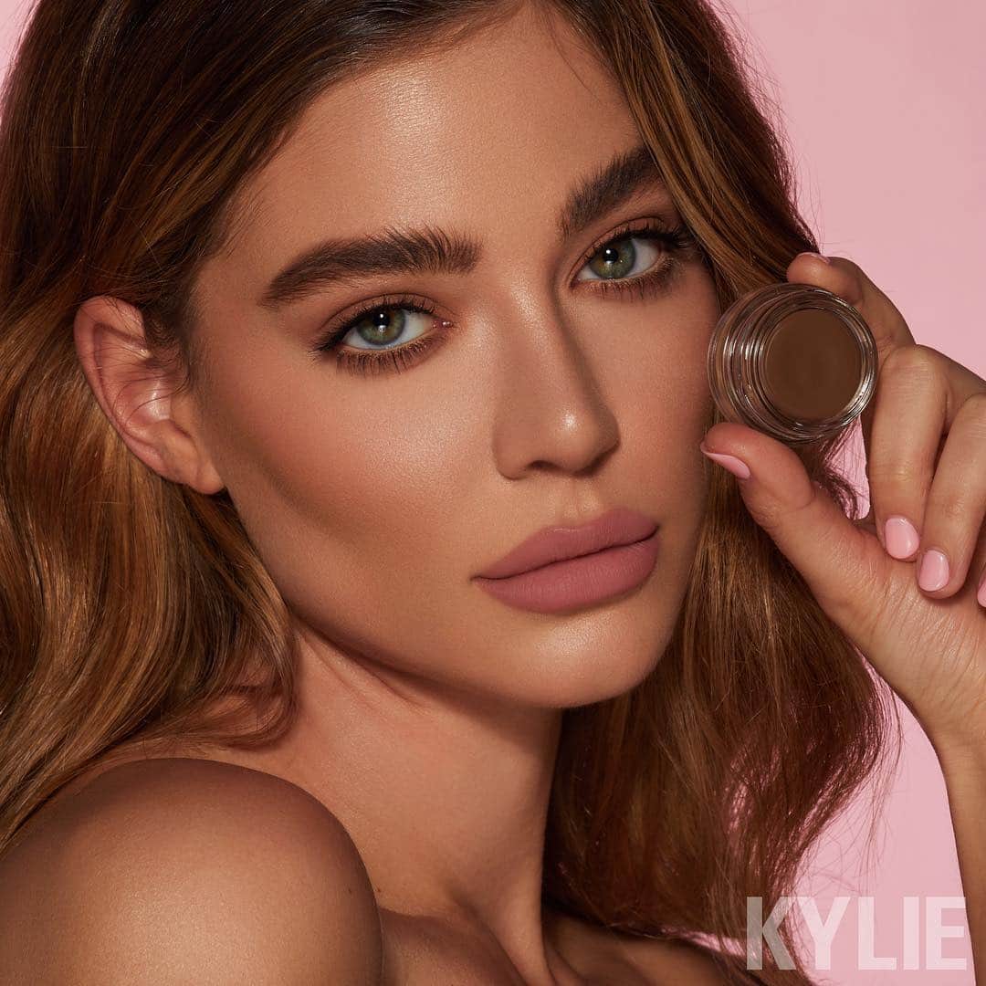 Kylie Cosmeticsさんのインスタグラム写真 - (Kylie CosmeticsInstagram)「#KYBROW BROW PROMADE in Medium Brown💫 Stay tuned for more info 😉 ⁣ Coming 4/29 to KylieCosmetics.com」4月23日 9時36分 - kyliecosmetics