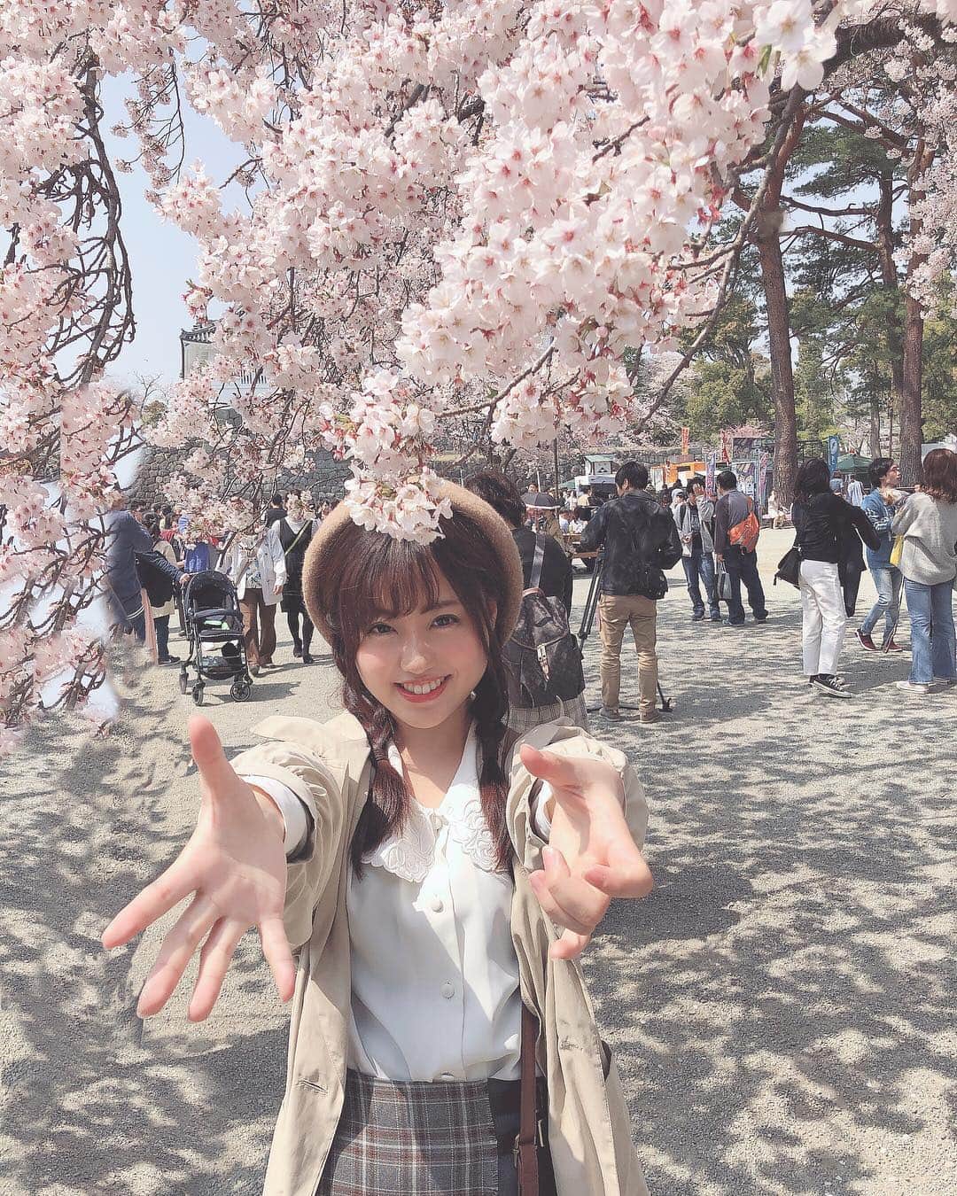 河村友歌のインスタグラム：「いまさらだよ！いまさら！ いまさらだけど、桜〜🌸 小田原城の桜めちゃめちゃ綺麗だった。  人いっぱいいたから左側少し加工で人消したんだけど、雑すぎた？笑  #桜 #お花見 #さくら #小田原城 #小田原 #小田原城の桜 #観光 #お出かけ #日本 #あざとむらゆか」