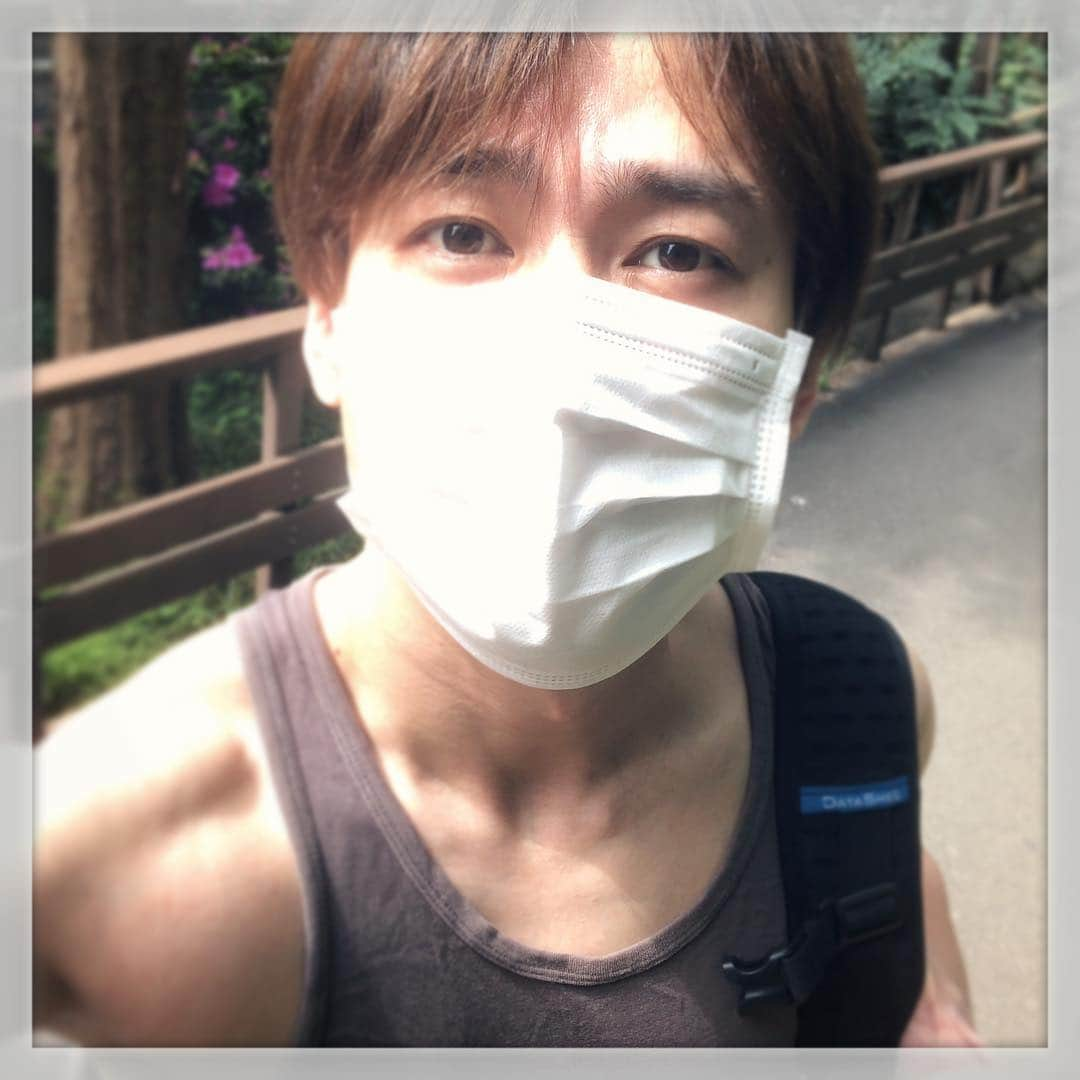 山崎勝之さんのインスタグラム写真 - (山崎勝之Instagram)「駅からスタジオまで歩き。 暑い！ 暑いぞ！  4月から 着てて良かった タンクトップ  やまざき」4月23日 9時41分 - chan_yama