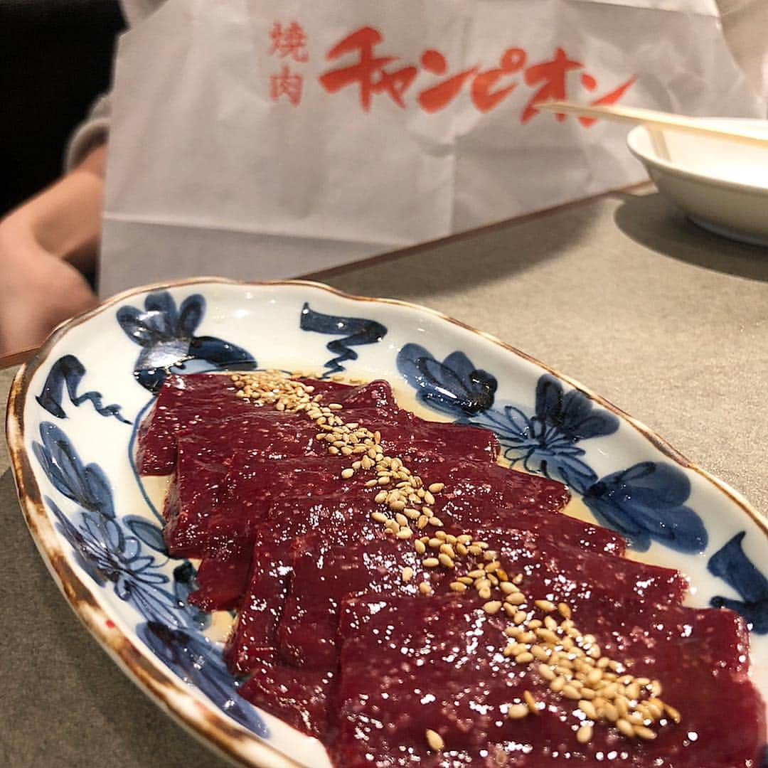 Mika Jimboさんのインスタグラム写真 - (Mika JimboInstagram)「@chaaachan82 と恵比寿の焼肉新規開拓するか〜って行った店がいっぱいで安定感あるとこ行こって#焼肉チャンピオン 🐮💕. . うん、安定感🥺みんなチャンピオンあんまり〜って言うけど、本店がゴリ美味いよ🤤❤️他の店舗はわたしも別に好きじゃないけど本店だけ美味しい🥺💕. . レバー食べてたらマルクが駆けつけて結局うるさい会になった😆マルクご馳走さま🥺. . #恵比寿グルメ  #恵比寿 #焼肉ババア #実は昼も焼肉食べてる #焼肉に体が侵されてる #東京のうまいメシシリーズ」4月23日 9時44分 - mikajimbox