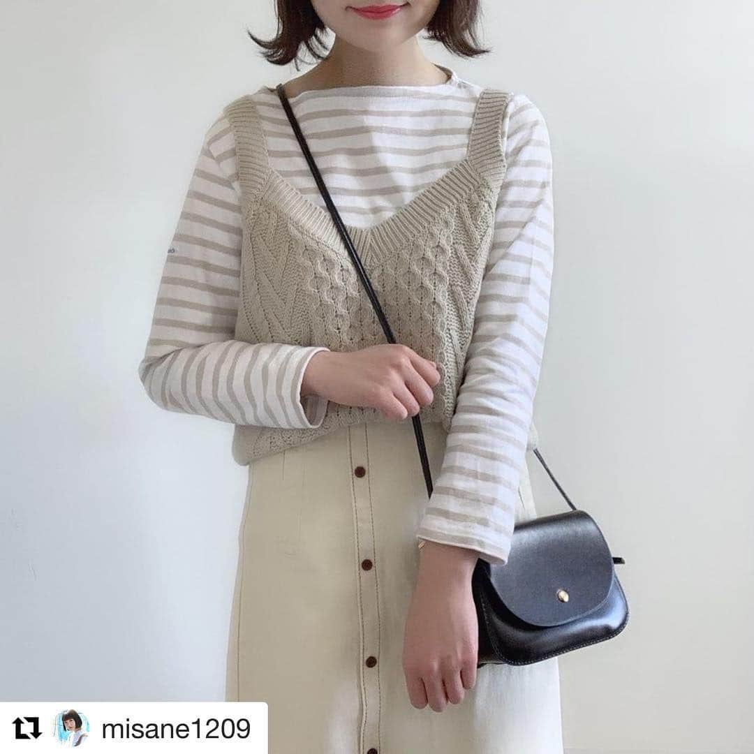 ショップにこにこさんのインスタグラム写真 - (ショップにこにこInstagram)「#Repost @misane1209 with @get_repost ・・・ #ビスチェ 2コーデあるよ🥺💞どっちが好き？ 昨日のヘアアレ動画版もあるかわいいい🔍 ㅤ ベージュのワントーン大好き 春っぽくていいよね🌸 ㅤ あとバッグと靴の色味を合わせるのが好きです ㅤ スカートは @fluffy__sugar  ショルダーバッグは @shopnikoniko  ㅤ #みさねしふく #春コーデ #ボーダートップス #ニット #ベージュコーデ #tシャツ #フルジョ #スニーカーコーデ」4月23日 9時52分 - shopnikoniko