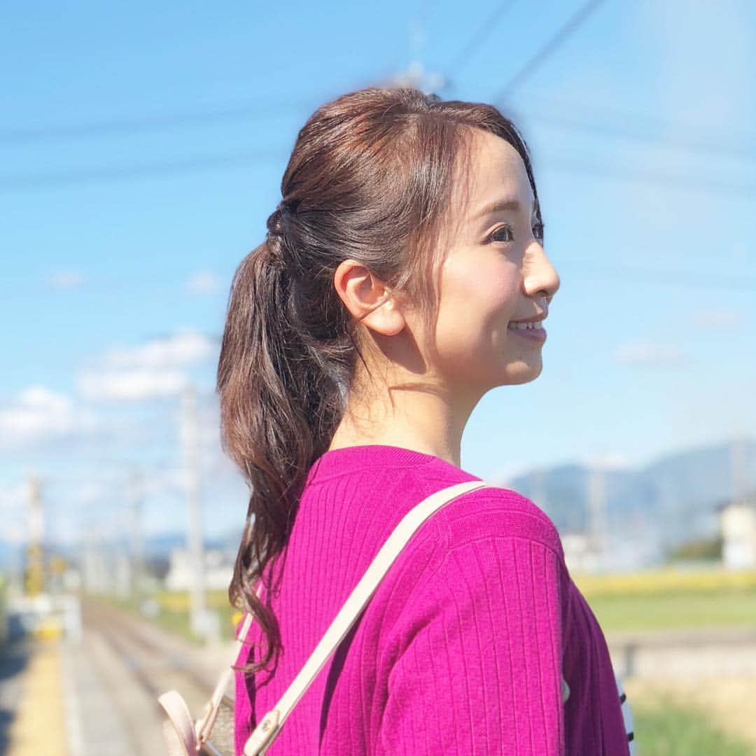 小野恵美さんのインスタグラム写真 - (小野恵美Instagram)「＊ 松川村プロモーション撮影のオフショットです🍀 今見返しても、素敵すぎる風景と温かな人情の松川村。松川響岳太鼓も、安曇節保存会の皆さんとの撮影も楽しかったな☺️ お天気にも本当に恵まれました！ ・ ヘアメイクは、長野の局アナ時代に番組でお世話になった美容室ピエドプールの藤巻さんと、ピエドプールポッシュの宮島さん✨ こちらも嬉しい再会でした🥰 ・ 動画は私のプロフィールのリンクから飛べるようになっています💕素敵な仕上がりになっています！ ご覧いただいた方も、まだの方も何度でもご覧ください☺️✨ #長野県 #松川村 #信州 #長野 #観光 #観光pr #youtube #旅 #旅行 #信州旅行 #紀行 #自然 #ふれあい #nagano #matsukawa #japan #visitjapan #welcomejapan」4月23日 9時53分 - onoemi_official