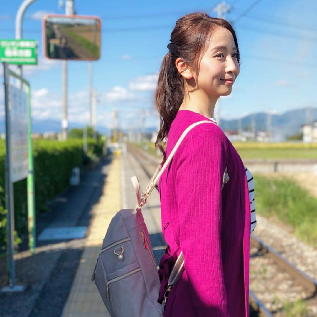 小野恵美さんのインスタグラム写真 - (小野恵美Instagram)「＊ 松川村プロモーション撮影のオフショットです🍀 今見返しても、素敵すぎる風景と温かな人情の松川村。松川響岳太鼓も、安曇節保存会の皆さんとの撮影も楽しかったな☺️ お天気にも本当に恵まれました！ ・ ヘアメイクは、長野の局アナ時代に番組でお世話になった美容室ピエドプールの藤巻さんと、ピエドプールポッシュの宮島さん✨ こちらも嬉しい再会でした🥰 ・ 動画は私のプロフィールのリンクから飛べるようになっています💕素敵な仕上がりになっています！ ご覧いただいた方も、まだの方も何度でもご覧ください☺️✨ #長野県 #松川村 #信州 #長野 #観光 #観光pr #youtube #旅 #旅行 #信州旅行 #紀行 #自然 #ふれあい #nagano #matsukawa #japan #visitjapan #welcomejapan」4月23日 9時53分 - onoemi_official