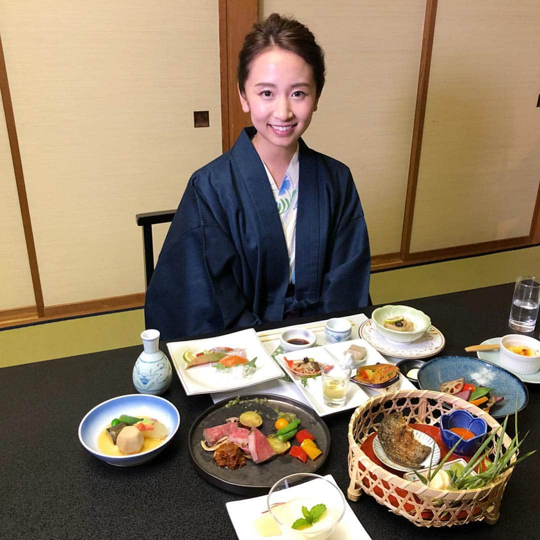 小野恵美さんのインスタグラム写真 - (小野恵美Instagram)「＊ 松川村プロモーション撮影のオフショットです🍀 今見返しても、素敵すぎる風景と温かな人情の松川村。松川響岳太鼓も、安曇節保存会の皆さんとの撮影も楽しかったな☺️ お天気にも本当に恵まれました！ ・ ヘアメイクは、長野の局アナ時代に番組でお世話になった美容室ピエドプールの藤巻さんと、ピエドプールポッシュの宮島さん✨ こちらも嬉しい再会でした🥰 ・ 動画は私のプロフィールのリンクから飛べるようになっています💕素敵な仕上がりになっています！ ご覧いただいた方も、まだの方も何度でもご覧ください☺️✨ #長野県 #松川村 #信州 #長野 #観光 #観光pr #youtube #旅 #旅行 #信州旅行 #紀行 #自然 #ふれあい #nagano #matsukawa #japan #visitjapan #welcomejapan」4月23日 9時53分 - onoemi_official