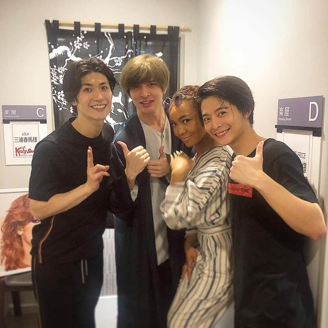 城田優さんのインスタグラム写真 - (城田優Instagram)「“キンキーブーツ”  徹平×春馬＝最高  皆様素敵すぎた。  感動して涙。  I’m so proud of you guys!! 奇跡的な偶然で、ケイちゃんも同じ回に!!ご縁ですな。 1ヶ月半後には同じオーブの舞台に立つことを２人して想像してしまい、ドキドキしながら観劇。笑  キンキーの客席の”興奮と熱気”を僕らも必ず作り出そうと、強く胸に誓った。  チームキンキーの皆さん!素ん晴らしいモチベーションをありがとう!! 五朗さんにも久々にお会い出来て嬉しかった☺︎ #ミュージカル #キンキーブーツ #シアターオーブ #小池徹平 #三浦春馬 #ソニン #遠山裕介 #佐久間雄生 #ピピン #クリスタルケイ #城田優 #wecandoit」4月23日 9時55分 - yu_shirota