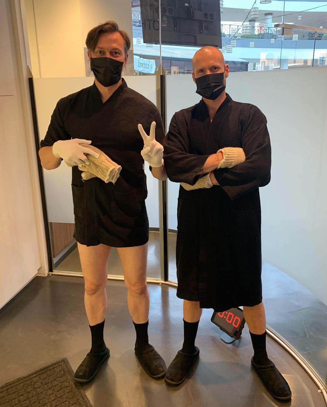 カイル・ニューマンさんのインスタグラム写真 - (カイル・ニューマンInstagram)「Team Cryo! BEFORE & DURING. 3:30 in the chamber at less than -150 goes by in flash hanging with @olivertrevena and blasting Parklife!!」4月23日 9時57分 - kyle_newman