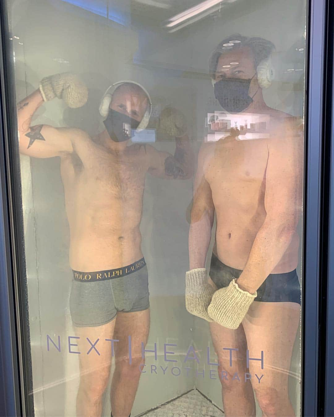 カイル・ニューマンさんのインスタグラム写真 - (カイル・ニューマンInstagram)「Team Cryo! BEFORE & DURING. 3:30 in the chamber at less than -150 goes by in flash hanging with @olivertrevena and blasting Parklife!!」4月23日 9時57分 - kyle_newman