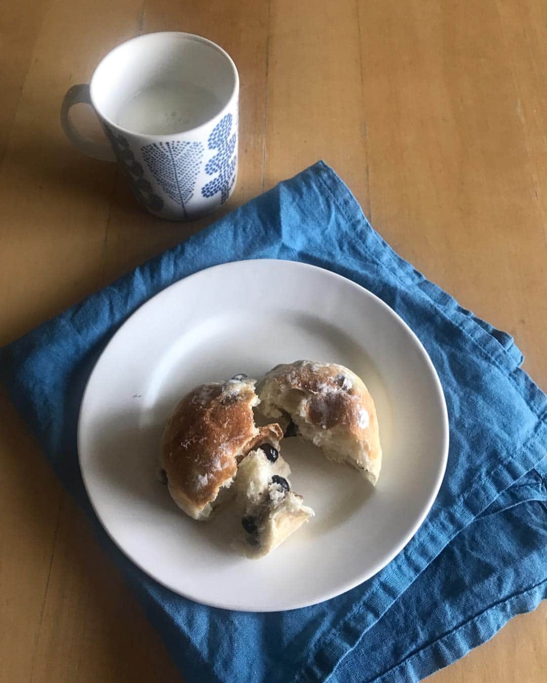 福田淳子さんのインスタグラム写真 - (福田淳子Instagram)「最近の朝ごはん。パン焼くのを始めたら楽しくて、それに伴いパン食べる機会が増えました。自家製のラムレーズンブレッドにクロテッドクリームをたっぷりと。クラストができるロッダのクロテッドクリーム大好きです。小さなキウイはベビーキウイ。皮ごと食べられます。キュート💚  濱田屋の豆パンはホットミルクと。たまに食べると「あー、やっぱりこれ好き」と思います。モチモチの生地に豆たっぷり。ほんのり塩味。好きなのを知ってる編集さんが差し入れしてくれました。  ホテルオークラのショコラフィユテ。母とランチ食べに行った時に帰りにシェフズガーデンカメリアで買いました。小ぶりでサクサクしてておいしい。温めたのでチョコもとろり。 この間バルミューダのリベイクモードでクロワッサン温めなおすと本当においしい、と聞いてバルミューダ熱がまた高まってきました。だってトーストの特集を担当した編集のひとたちがみんなバルミューダ買ってるんですよね。ぜんぜん違う、って。サクサクのクロワッサン食べながらどのくらい違うんだろうと思った朝でした。カフェ・オ・レと合わせてパリジェンヌ風味。  #今日の朝ごはん #ラムレーズンブレッド #ロッダクロテッドクリーム #濱田屋 #豆パン #シェフズガーデンカメリア  #ショコラフィユテ #バルミューダ」4月23日 9時58分 - junjunfukuda