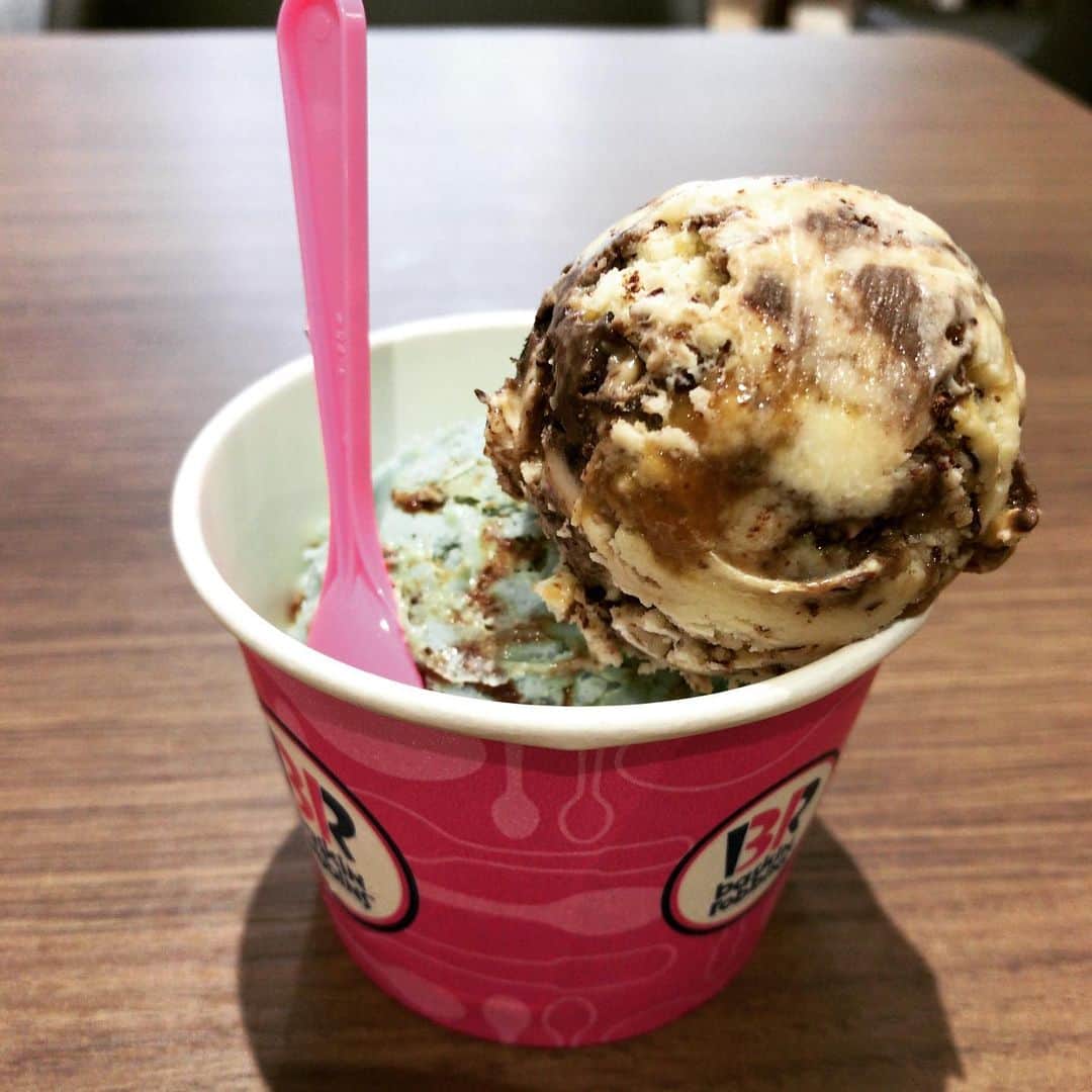 加藤千恵のインスタグラム：「先日のアイス。絶対に食べねばと思っていた、31スーパーチョコミント、食べられてよかった。定番にしてほしい。上は31オールスターズ。チョコ味のアイスよりも、バニラベースのチョコチップ入りアイスが好きなので、世の中にもっと増えてもらいたい。」