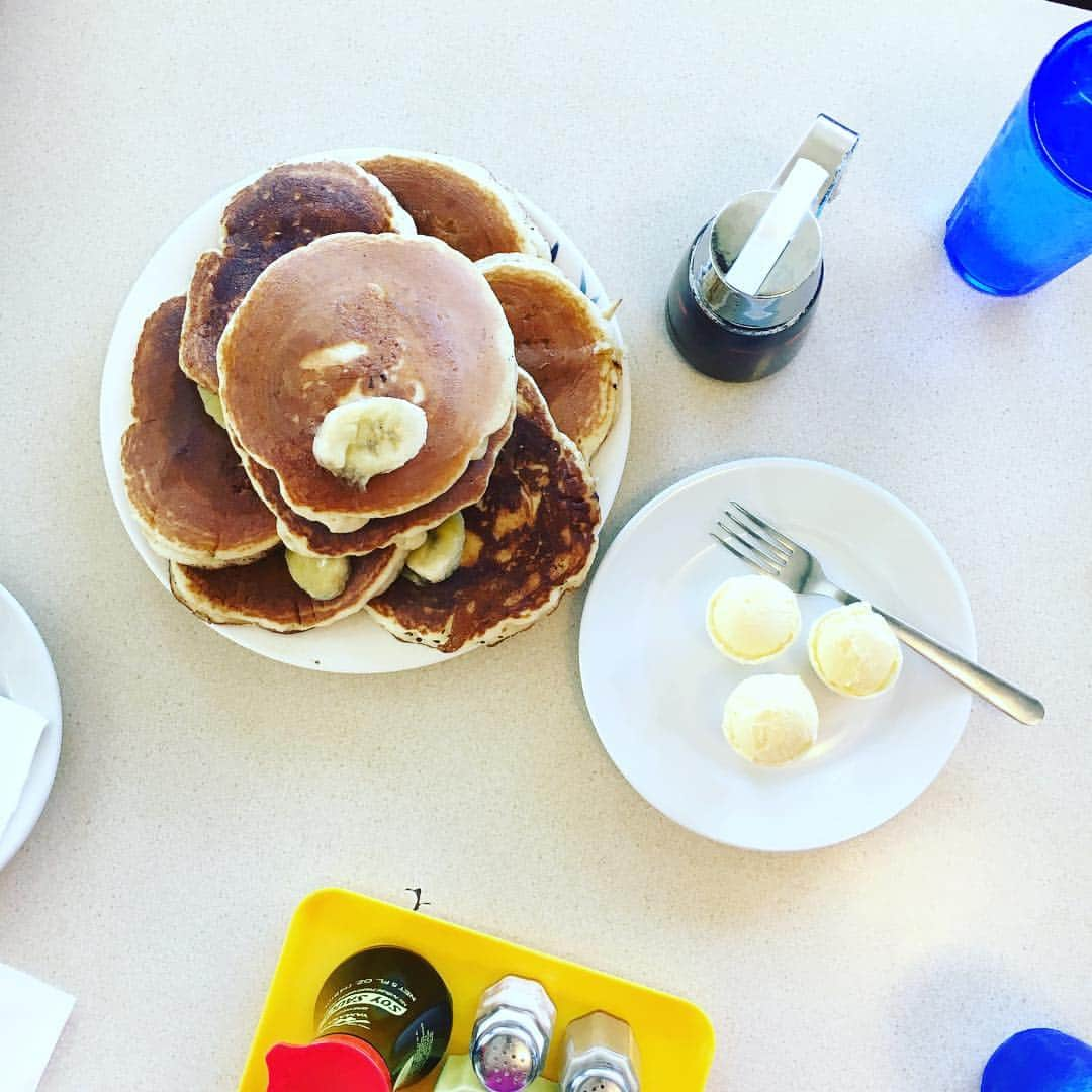 工藤まやさんのインスタグラム写真 - (工藤まやInstagram)「2人だって到底食べきれない。でも、ちんまりよりも山盛りで出してくれる方が嬉しくなっちゃうなあ。カムボウルのバナナパンケーキ🥞 #ハワイ#kambowlrestaurant #bananapancake」4月23日 10時09分 - mayahawaii325