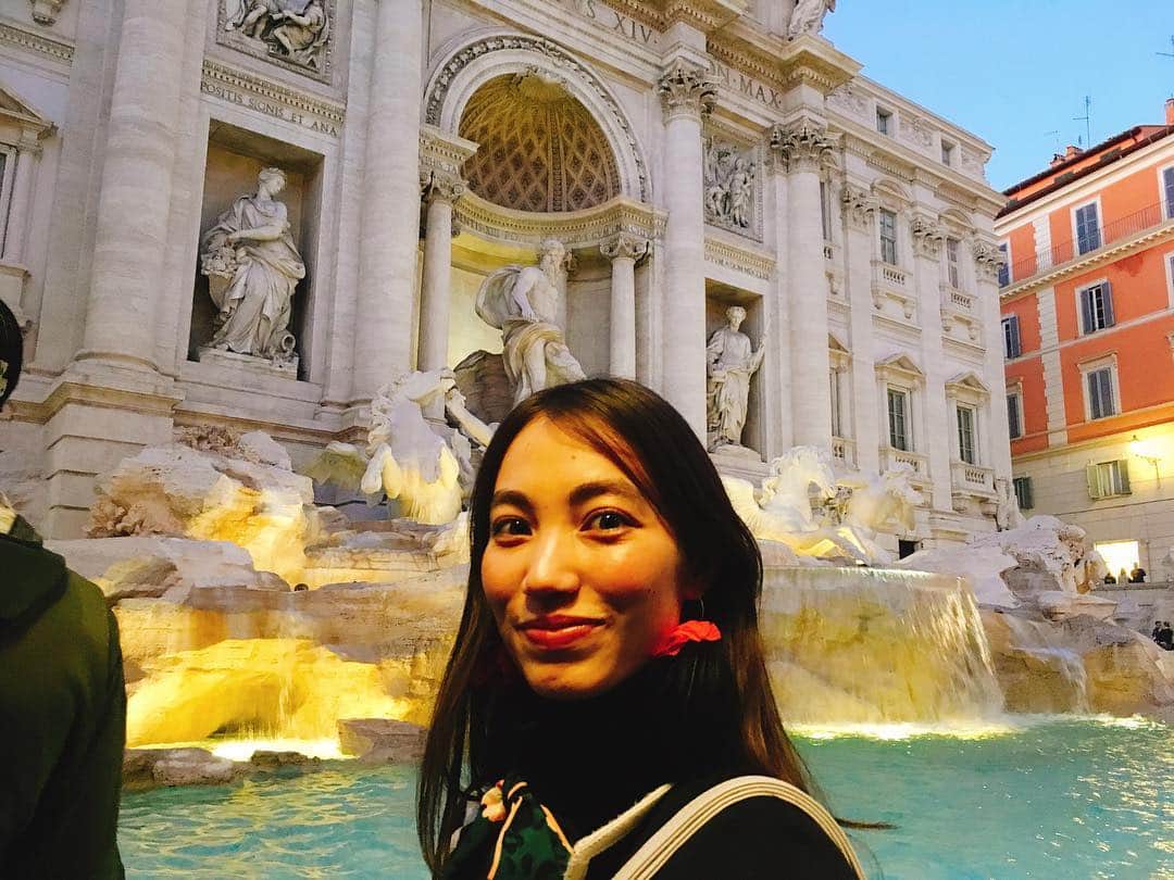 加藤ジーナさんのインスタグラム写真 - (加藤ジーナInstagram)「これがトレビの泉🧝‍♀️✨ ほんと人の多すぎて この写真ですら撮るのに一苦労！ まともな写真は撮れません！笑 スリに気をつけよう👶🏻 #トレビの泉 #イタリア #ローマ #イタリア旅行 #海外旅行 #旅行好きな人と繋がりたい #タビジョ #写真好きな人と繋がりたい #カメラ女子」4月23日 10時12分 - katogina_718