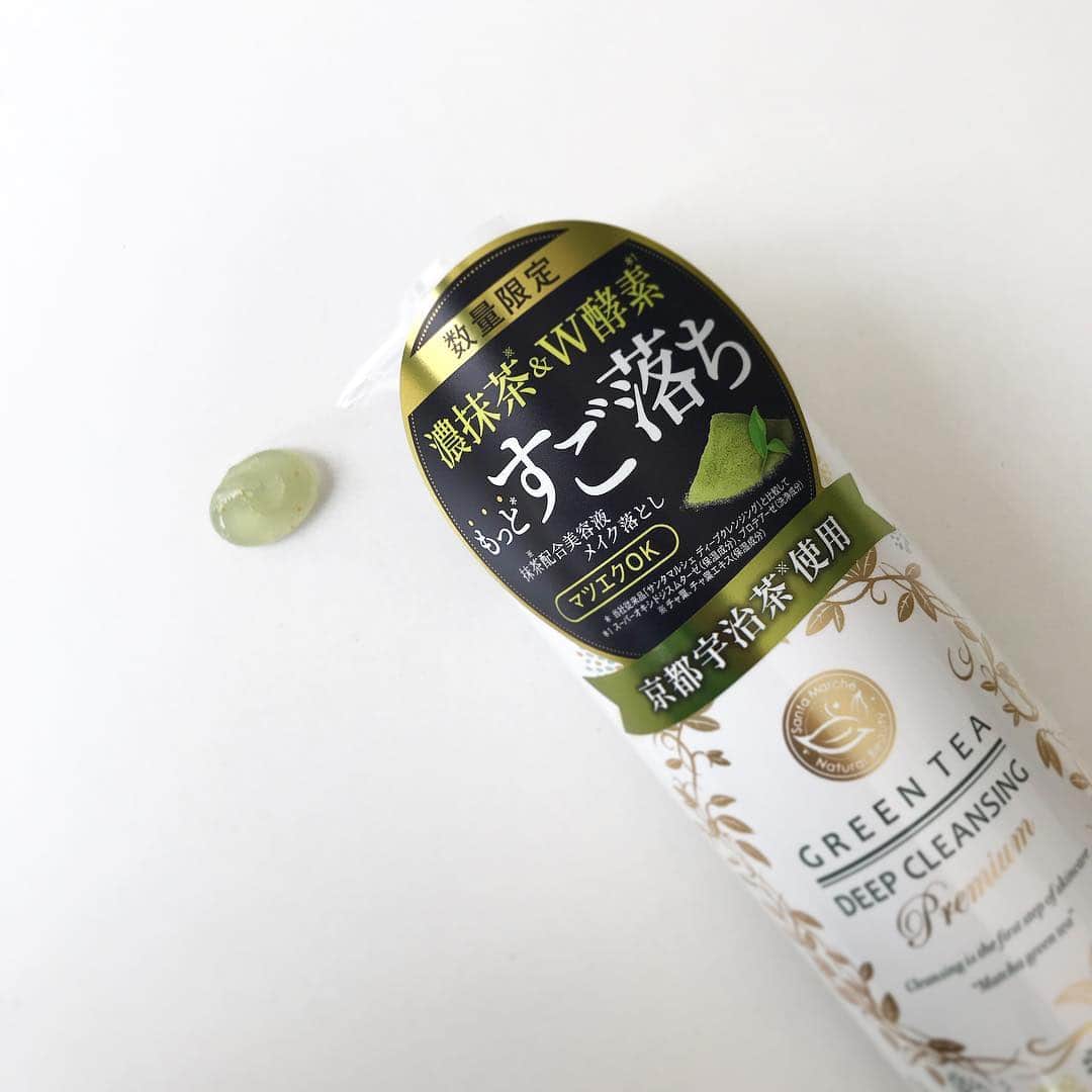 santamarche サンタマルシェさんのインスタグラム写真 - (santamarche サンタマルシェInstagram)「【情報解禁🔑】 . 大人気サンタマルシェ ディープクレンジングの限定版 「ディープクレンジング プレミアム」が登場。 . . メイク落ちがさらにアップ。 #W酵素 を配合して より毛穴汚れをつるんっ！とオフ。 ※ #スーパーオキシドジスムターゼ#プロテアーゼ . 従来の京都宇治茶に加え発酵緑茶エキスやプラチナ、サクラの葉のエキスなど・・・ クレンジングのたびにお肌にうるおいやハリツヤを与える事のできるプレミアムな美容成分を加えています🌿 . . さらになんとお肌の上で弾けるコ『#コエンザイムQ10入りカプセル 』が含まれているので ジェルなのにしっとりした洗い上がりが実現できちゃいました。 . . 全国のPLAZAにて先行発売中。 (一部店舗を除きます) 5月からは通販も開始します。 . 商品に関するお問い合わせは コメントやDMにて受け付けています。 . プレミアムなクレンジングで よりしっとりとしたお肌を手に入れて。 . . _________________________________ サンタマルシェ ディープクレンジングプレミアム 380ml 1800円 _________________________________ . #サンタマルシェ#ディープクレンジング#ディープクレンジングプレミアム#グリーンティー#抹茶#クレンジング#プレミアム#限定#化粧落とし#メイク#毛穴汚れ#美容カプセル#美容#酵素#京都宇治#スキンケア」4月23日 10時26分 - santamarche