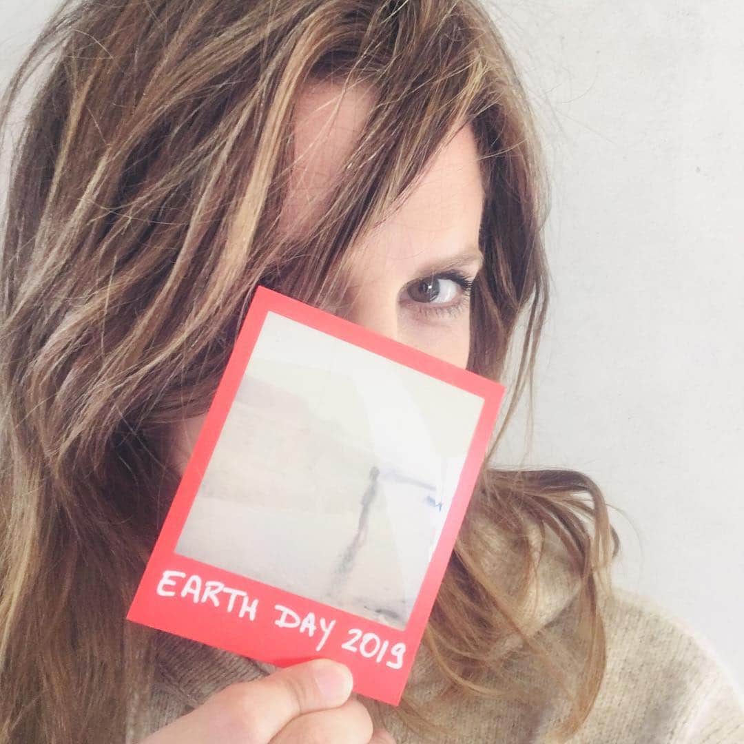 スタナ・カティックさんのインスタグラム写真 - (スタナ・カティックInstagram)「#EarthDay #EarthDay2019 🦋So happy to be floating on a planet with all of you. 💙 Happy Earth Day. 🦋」4月23日 10時27分 - drstanakatic
