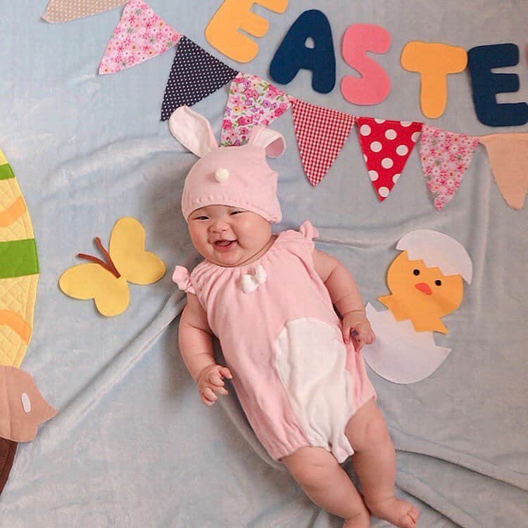 子供衣装レンタル専門店コハレさんのインスタグラム写真 - (子供衣装レンタル専門店コハレInstagram)「こんにちは🐰 . ベビーアート レンタルコハレです(*^◯^*) . . 毎月可愛いお写真をアップしてくれている @ai_photo_1209 様より思わず可愛い〜❤️と出ちゃう癒しショット届きました＼(^ω^)／ . . @ai_photo_1209 様 いつもありがとうございます♡ . #ベビーアート  のこと詳しく書いてくれています✨ . . #ベビーアート  やってみたいけどどうかな？とご検討中の方、是非参考にしてくださいね🎵 . . . .  #repost @ai_photo_1209 via @PhotoAroundApp  今日は#イースター 🐇🥚たいし君、ピンクのうさちゃんになったよ🐰💓 かわいいね〜😍💓 ・ ・ 毎月たのしんでいる @cohare_r #コハレ さんの #ベビーアート  #ねんねアート 👶💓 イースターの今日 4/21 男の子の たいし君がピンクのお洋服を着る機会もなかなかないし🎶と思って ピンクのうさちゃん衣装がついてくる イースターのセットにしたよー🎶 アート全体の写真はストーリーに載せてます🎶 ・ ・ #成長記録 #育児 #新米ママ #ママ1年生  #男の子ママ #男の子ベビー #男の子baby  #男の子ベビーママ #12月生まれ #12月生まれベビー #ベビー #赤ちゃん #赤ちゃんのいる生活 #赤ちゃんのいる暮らし #2018_winter_baby部  #親バカ #親バカ部 #今日のたいし君 #生後4ヶ月 #生後131日目 #4m10d#4month  #4ヶ月 #4ヵ月 #生後4ヵ月」4月23日 10時27分 - cohare_r