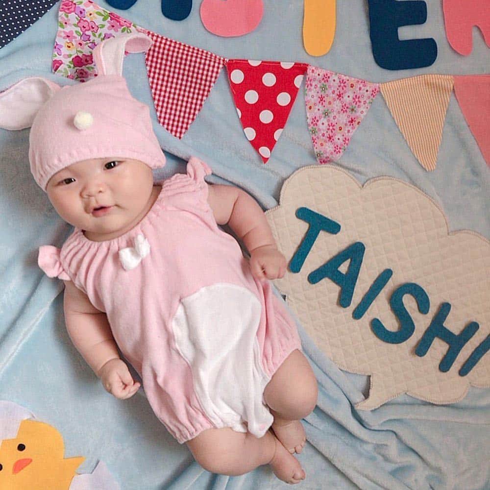 子供衣装レンタル専門店コハレさんのインスタグラム写真 - (子供衣装レンタル専門店コハレInstagram)「こんにちは🐰 . ベビーアート レンタルコハレです(*^◯^*) . . 毎月可愛いお写真をアップしてくれている @ai_photo_1209 様より思わず可愛い〜❤️と出ちゃう癒しショット届きました＼(^ω^)／ . . @ai_photo_1209 様 いつもありがとうございます♡ . #ベビーアート  のこと詳しく書いてくれています✨ . . #ベビーアート  やってみたいけどどうかな？とご検討中の方、是非参考にしてくださいね🎵 . . . .  #repost @ai_photo_1209 via @PhotoAroundApp  今日は#イースター 🐇🥚たいし君、ピンクのうさちゃんになったよ🐰💓 かわいいね〜😍💓 ・ ・ 毎月たのしんでいる @cohare_r #コハレ さんの #ベビーアート  #ねんねアート 👶💓 イースターの今日 4/21 男の子の たいし君がピンクのお洋服を着る機会もなかなかないし🎶と思って ピンクのうさちゃん衣装がついてくる イースターのセットにしたよー🎶 アート全体の写真はストーリーに載せてます🎶 ・ ・ #成長記録 #育児 #新米ママ #ママ1年生  #男の子ママ #男の子ベビー #男の子baby  #男の子ベビーママ #12月生まれ #12月生まれベビー #ベビー #赤ちゃん #赤ちゃんのいる生活 #赤ちゃんのいる暮らし #2018_winter_baby部  #親バカ #親バカ部 #今日のたいし君 #生後4ヶ月 #生後131日目 #4m10d#4month  #4ヶ月 #4ヵ月 #生後4ヵ月」4月23日 10時27分 - cohare_r