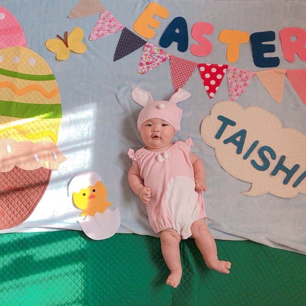 子供衣装レンタル専門店コハレさんのインスタグラム写真 - (子供衣装レンタル専門店コハレInstagram)「こんにちは🐰 . ベビーアート レンタルコハレです(*^◯^*) . . 毎月可愛いお写真をアップしてくれている @ai_photo_1209 様より思わず可愛い〜❤️と出ちゃう癒しショット届きました＼(^ω^)／ . . @ai_photo_1209 様 いつもありがとうございます♡ . #ベビーアート  のこと詳しく書いてくれています✨ . . #ベビーアート  やってみたいけどどうかな？とご検討中の方、是非参考にしてくださいね🎵 . . . .  #repost @ai_photo_1209 via @PhotoAroundApp  今日は#イースター 🐇🥚たいし君、ピンクのうさちゃんになったよ🐰💓 かわいいね〜😍💓 ・ ・ 毎月たのしんでいる @cohare_r #コハレ さんの #ベビーアート  #ねんねアート 👶💓 イースターの今日 4/21 男の子の たいし君がピンクのお洋服を着る機会もなかなかないし🎶と思って ピンクのうさちゃん衣装がついてくる イースターのセットにしたよー🎶 アート全体の写真はストーリーに載せてます🎶 ・ ・ #成長記録 #育児 #新米ママ #ママ1年生  #男の子ママ #男の子ベビー #男の子baby  #男の子ベビーママ #12月生まれ #12月生まれベビー #ベビー #赤ちゃん #赤ちゃんのいる生活 #赤ちゃんのいる暮らし #2018_winter_baby部  #親バカ #親バカ部 #今日のたいし君 #生後4ヶ月 #生後131日目 #4m10d#4month  #4ヶ月 #4ヵ月 #生後4ヵ月」4月23日 10時27分 - cohare_r