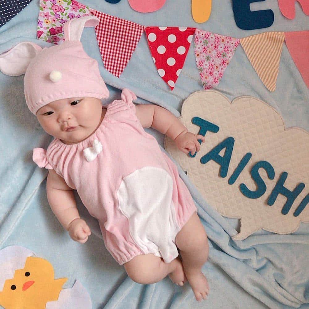 子供衣装レンタル専門店コハレさんのインスタグラム写真 - (子供衣装レンタル専門店コハレInstagram)「こんにちは🐰 . ベビーアート レンタルコハレです(*^◯^*) . . 毎月可愛いお写真をアップしてくれている @ai_photo_1209 様より思わず可愛い〜❤️と出ちゃう癒しショット届きました＼(^ω^)／ . . @ai_photo_1209 様 いつもありがとうございます♡ . #ベビーアート  のこと詳しく書いてくれています✨ . . #ベビーアート  やってみたいけどどうかな？とご検討中の方、是非参考にしてくださいね🎵 . . . .  #repost @ai_photo_1209 via @PhotoAroundApp  今日は#イースター 🐇🥚たいし君、ピンクのうさちゃんになったよ🐰💓 かわいいね〜😍💓 ・ ・ 毎月たのしんでいる @cohare_r #コハレ さんの #ベビーアート  #ねんねアート 👶💓 イースターの今日 4/21 男の子の たいし君がピンクのお洋服を着る機会もなかなかないし🎶と思って ピンクのうさちゃん衣装がついてくる イースターのセットにしたよー🎶 アート全体の写真はストーリーに載せてます🎶 ・ ・ #成長記録 #育児 #新米ママ #ママ1年生  #男の子ママ #男の子ベビー #男の子baby  #男の子ベビーママ #12月生まれ #12月生まれベビー #ベビー #赤ちゃん #赤ちゃんのいる生活 #赤ちゃんのいる暮らし #2018_winter_baby部  #親バカ #親バカ部 #今日のたいし君 #生後4ヶ月 #生後131日目 #4m10d#4month  #4ヶ月 #4ヵ月 #生後4ヵ月」4月23日 10時27分 - cohare_r