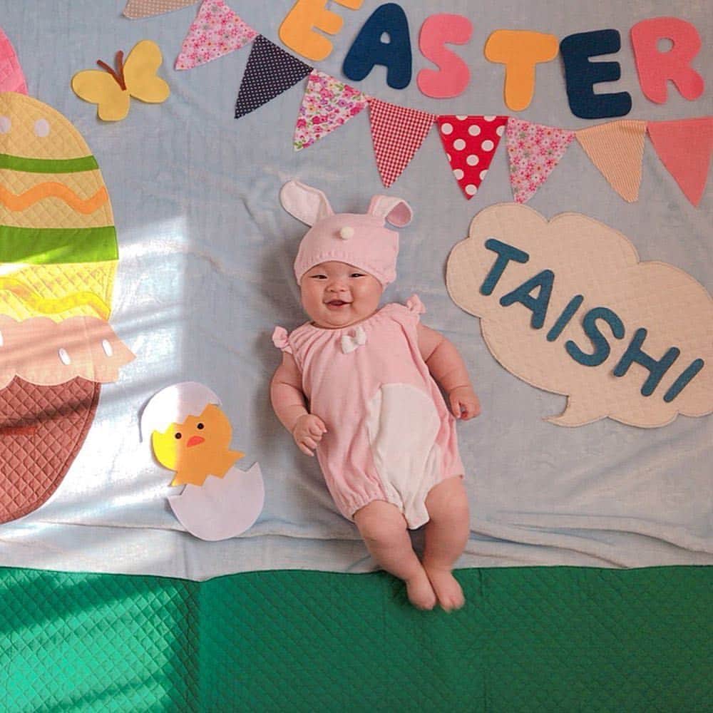 子供衣装レンタル専門店コハレさんのインスタグラム写真 - (子供衣装レンタル専門店コハレInstagram)「こんにちは🐰 . ベビーアート レンタルコハレです(*^◯^*) . . 毎月可愛いお写真をアップしてくれている @ai_photo_1209 様より思わず可愛い〜❤️と出ちゃう癒しショット届きました＼(^ω^)／ . . @ai_photo_1209 様 いつもありがとうございます♡ . #ベビーアート  のこと詳しく書いてくれています✨ . . #ベビーアート  やってみたいけどどうかな？とご検討中の方、是非参考にしてくださいね🎵 . . . .  #repost @ai_photo_1209 via @PhotoAroundApp  今日は#イースター 🐇🥚たいし君、ピンクのうさちゃんになったよ🐰💓 かわいいね〜😍💓 ・ ・ 毎月たのしんでいる @cohare_r #コハレ さんの #ベビーアート  #ねんねアート 👶💓 イースターの今日 4/21 男の子の たいし君がピンクのお洋服を着る機会もなかなかないし🎶と思って ピンクのうさちゃん衣装がついてくる イースターのセットにしたよー🎶 アート全体の写真はストーリーに載せてます🎶 ・ ・ #成長記録 #育児 #新米ママ #ママ1年生  #男の子ママ #男の子ベビー #男の子baby  #男の子ベビーママ #12月生まれ #12月生まれベビー #ベビー #赤ちゃん #赤ちゃんのいる生活 #赤ちゃんのいる暮らし #2018_winter_baby部  #親バカ #親バカ部 #今日のたいし君 #生後4ヶ月 #生後131日目 #4m10d#4month  #4ヶ月 #4ヵ月 #生後4ヵ月」4月23日 10時27分 - cohare_r