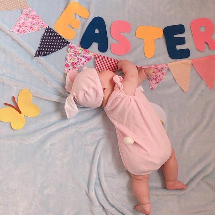 子供衣装レンタル専門店コハレさんのインスタグラム写真 - (子供衣装レンタル専門店コハレInstagram)「こんにちは🐰 . ベビーアート レンタルコハレです(*^◯^*) . . 毎月可愛いお写真をアップしてくれている @ai_photo_1209 様より思わず可愛い〜❤️と出ちゃう癒しショット届きました＼(^ω^)／ . . @ai_photo_1209 様 いつもありがとうございます♡ . #ベビーアート  のこと詳しく書いてくれています✨ . . #ベビーアート  やってみたいけどどうかな？とご検討中の方、是非参考にしてくださいね🎵 . . . .  #repost @ai_photo_1209 via @PhotoAroundApp  今日は#イースター 🐇🥚たいし君、ピンクのうさちゃんになったよ🐰💓 かわいいね〜😍💓 ・ ・ 毎月たのしんでいる @cohare_r #コハレ さんの #ベビーアート  #ねんねアート 👶💓 イースターの今日 4/21 男の子の たいし君がピンクのお洋服を着る機会もなかなかないし🎶と思って ピンクのうさちゃん衣装がついてくる イースターのセットにしたよー🎶 アート全体の写真はストーリーに載せてます🎶 ・ ・ #成長記録 #育児 #新米ママ #ママ1年生  #男の子ママ #男の子ベビー #男の子baby  #男の子ベビーママ #12月生まれ #12月生まれベビー #ベビー #赤ちゃん #赤ちゃんのいる生活 #赤ちゃんのいる暮らし #2018_winter_baby部  #親バカ #親バカ部 #今日のたいし君 #生後4ヶ月 #生後131日目 #4m10d#4month  #4ヶ月 #4ヵ月 #生後4ヵ月」4月23日 10時27分 - cohare_r