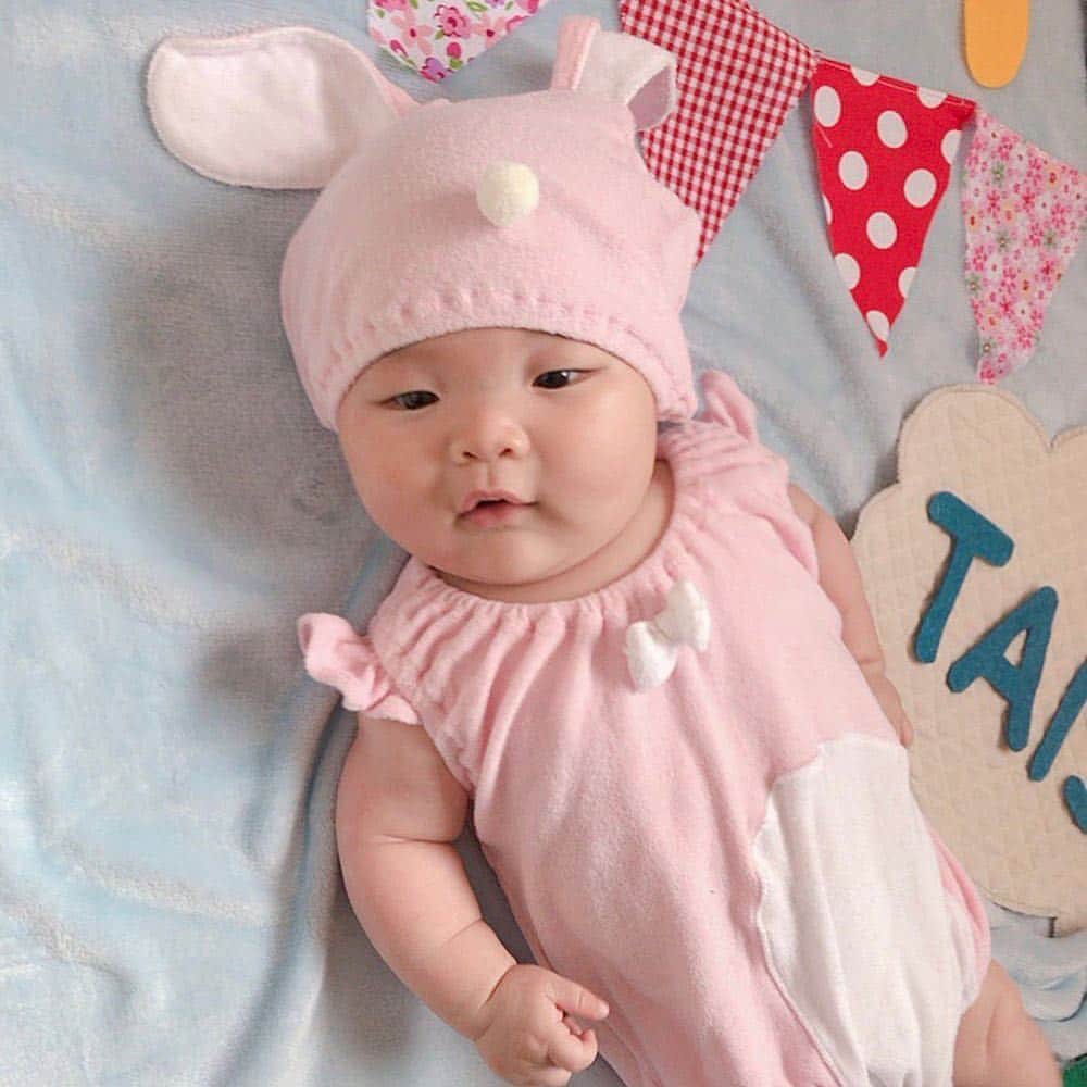子供衣装レンタル専門店コハレさんのインスタグラム写真 - (子供衣装レンタル専門店コハレInstagram)「こんにちは🐰 . ベビーアート レンタルコハレです(*^◯^*) . . 毎月可愛いお写真をアップしてくれている @ai_photo_1209 様より思わず可愛い〜❤️と出ちゃう癒しショット届きました＼(^ω^)／ . . @ai_photo_1209 様 いつもありがとうございます♡ . #ベビーアート  のこと詳しく書いてくれています✨ . . #ベビーアート  やってみたいけどどうかな？とご検討中の方、是非参考にしてくださいね🎵 . . . .  #repost @ai_photo_1209 via @PhotoAroundApp  今日は#イースター 🐇🥚たいし君、ピンクのうさちゃんになったよ🐰💓 かわいいね〜😍💓 ・ ・ 毎月たのしんでいる @cohare_r #コハレ さんの #ベビーアート  #ねんねアート 👶💓 イースターの今日 4/21 男の子の たいし君がピンクのお洋服を着る機会もなかなかないし🎶と思って ピンクのうさちゃん衣装がついてくる イースターのセットにしたよー🎶 アート全体の写真はストーリーに載せてます🎶 ・ ・ #成長記録 #育児 #新米ママ #ママ1年生  #男の子ママ #男の子ベビー #男の子baby  #男の子ベビーママ #12月生まれ #12月生まれベビー #ベビー #赤ちゃん #赤ちゃんのいる生活 #赤ちゃんのいる暮らし #2018_winter_baby部  #親バカ #親バカ部 #今日のたいし君 #生後4ヶ月 #生後131日目 #4m10d#4month  #4ヶ月 #4ヵ月 #生後4ヵ月」4月23日 10時27分 - cohare_r