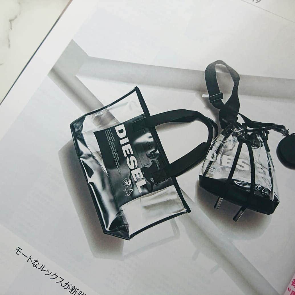 のインスタグラム：「. . BAILA5月号😍❤ . BAILA TIPS 30歳の3000円投資 . どうぞ、よろしくお願いいたします☺♥ . 今季みーんな持っているPVCバッグ。 . 中身が見えるので、5月号付録のmikomoriトラベルクラッチポーチが使える！ . 私のPVCバッグの中身も、このポーチに助けられています☺❤はあ、かわいい . . #ミコモリ #mikomori #バイラーズ #アラサー #アラサーコーデ」