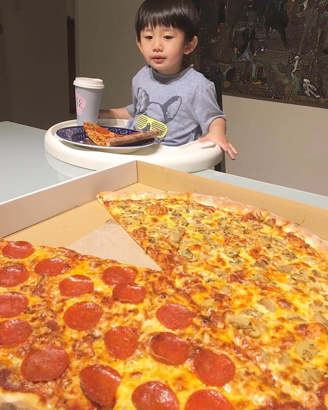 小堀ケネスさんのインスタグラム写真 - (小堀ケネスInstagram)「Pizza All for ME!!🍕 昨夜はディーン君の大好物のピザを食べました〜！！😋 #notdrunk #littledean #pizzaslice #happykid #ディーン君 #大好物 #ピザ #テンションマックス  @mariakamiyama  @pizza_slice_tokyo」4月23日 10時39分 - kenkob0903