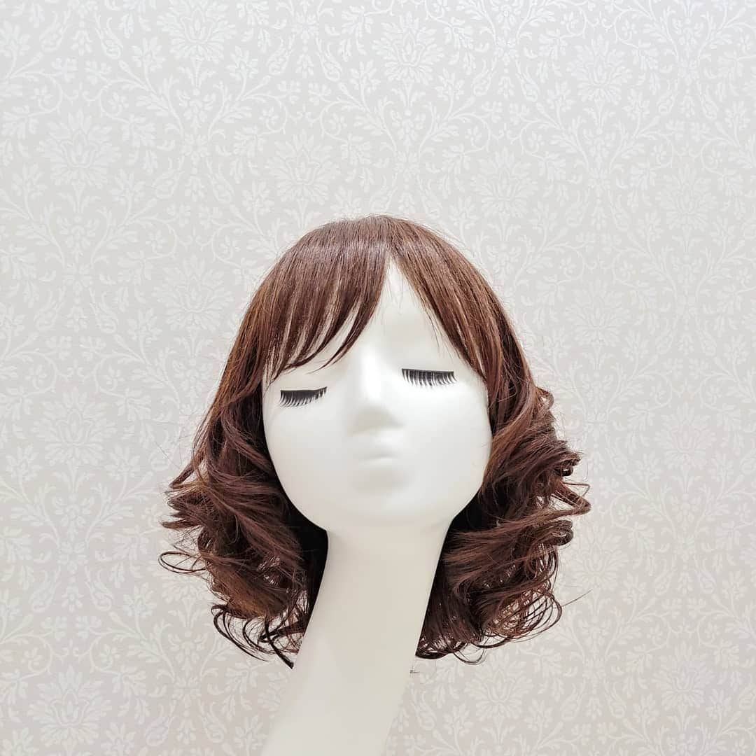 AQUADOLL アクアドールウィッグさんのインスタグラム写真 - (AQUADOLL アクアドールウィッグInstagram)「こんにちは、アクアドール梅田サロンささきです☺ 🌟梅田サロンオリジナルの一点もの、Sサイズのしっかりウェーブが登場しました❣ 🌟夏に向けてパーマスタイルにされる方も増えてくると思うのですが、ウィッグでは一瞬にしてスタイルチェンジができますよ❤ 🌟大人気の一点ものですので、お早めにご試着にいらして下さいね。 お待ちしております☺ pwm00B CBRM Ssize ¥59,184（税込） ✨梅田サロン限定品✨ ・ ⚠アクアドール直営サロンでは、ファッションウィッグや、前髪・襟足などのポイントウィッグはお取り扱いしておりませんので、ご注意願います。 ・ ・ #アクアドール#ウィッグ#医療用ウィッグ#梅田#ヘアピース#おすすめ #直営サロン#上野#横浜#名古屋#パートナーサロン#博多#小倉#広島#徳島#和歌山#栃木#提携サロンもありますよ✨ #ヘアスタイル#ウェーブヘア #髪型#夏 #抗がん剤#脱毛症#インターネット予約できます #電話予約受付中 #大阪梅田」4月23日 10時40分 - aquadollwig