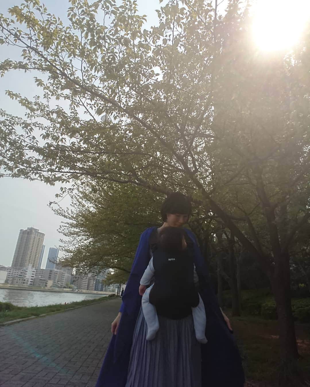 山部朱里のインスタグラム：「. . 新しい抱っこ紐アップリカのコアラ  @aprica.jp_official が快適過ぎて、外出が楽しみになりました！ 今まで着けていた抱っこひもは、きつめに着けて肩と腰が締め付けられ、なにより我が子もなんだか居心地悪そうだったのですが(完全に心配性のわたしのせいですが)、アップリカのコアラはもっちり肩パッドと腰パッドのおかげできつめに着けなくても安心感があり、なにより負担が少なくて快適生活…😭 しっかりとママの体に引き寄せる構造とあしらくサポートで赤ちゃんにとっても自然な姿勢でいられるように工夫されているそうです。 アップリカのコアラで我が子とお散歩すると、気持ちいい姿勢のせいなのかお外をキョロキョロ見渡して、楽しそうにおしゃべりしてくれるようになりました。 どんな服にも合わせやすいネイビーにしたので、先輩ママさんのように、オシャレに着こなしたいです。 主人にもこのアップリカのコアラは着けやすいとのことで、前向き抱っこにも挑戦してくれました！また今度投稿します！ . . #アップリカ #コアラ #抱っこはもっと楽しくなる #抱っこひも #抱っこ紐 #aprica #PR #pr #モニター #新米ママ #男の子ママ #一歳 #babyboy #1歳 #我が子はかわいい #いとおしい #散歩 #アナウンサー #フリーアナウンサー #女子アナ #女子アナ47 #ママアナウンサー #読み聞かせ . .」