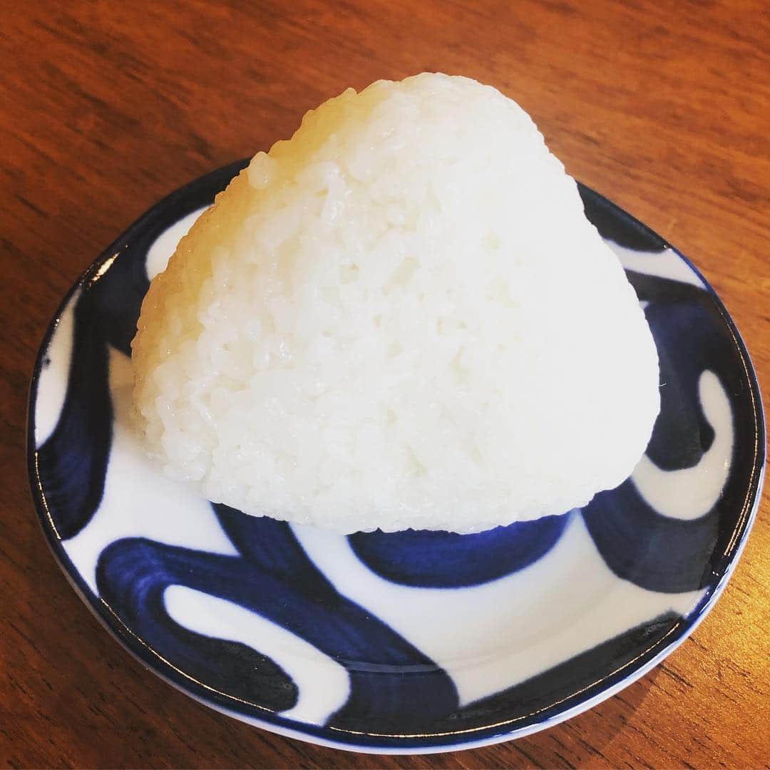 ひうらさとるのインスタグラム：「おにぎり、お美味しいんだな…。炊飯器良いの頂いてから、白米が美味しすぎてばくばく食べてる…（これはおやつ）。一時家族が糖質制限してるとき私もあんまりお米食べなかったんだけど、そんな体重変わらないわ…。糖質制限…私にはあんま効果なかったんじゃ…（疑） #おにぎり #塩むすび大好き  #糖質制限無理」