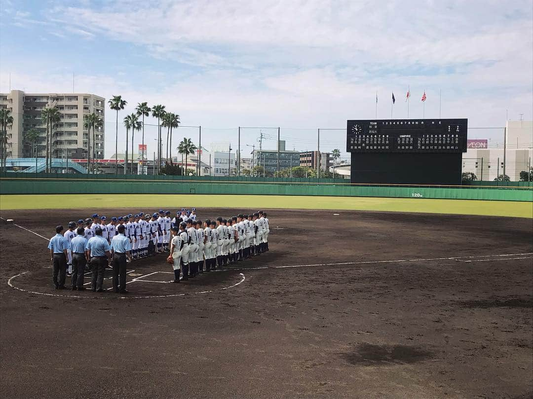 上杉あずささんのインスタグラム写真 - (上杉あずさInstagram)「. #高校野球 #春季九州大会 @ #鹿児島 弾丸観戦トラベラーしてきました♪あさイチの #新幹線 に乗って #博多 から1時間半で着くんやね！改めて文明開化に感謝 #🚄 #🌸 . #市鴨池公園野球場 では #明豊 VS #西短 の試合⚾️ どんな試合になることかとワクワクしていたら、まさかの西短が吉永くんのサヨナラコールドホームランで勝利！！西短の注目投手・江崎くんは、 #センバツ でも躍動した明豊打線を無失点に抑えました👏🏻すごすぎ！！明豊はらしくなかった🥺個人的には推しの若杉くん観られて良かった。 . #平和リース野球場 #鴨池県営野球場 に移動して2試合目は #筑陽学園 VS #興南 ⚾️ 興南が秋の雪辱！！筑陽学園は西くん好投してただけに、守備のもつれからの失点痛かった😱興南のサウスポー又吉くんも面白かったけど、やはりエースの宮城くんは圧巻でした！力強い速球、変化球もキレッキレ✨筑陽の好打者たちもキリキリマイ😭筑陽学園が逆転負けでした。 . 正直、仕事あるし今回は諦めようかと思ってたけど、日帰りで思いきってプチ遠征してほんとに良かった😭💓💓良い試合観られた！！！ 久々に素敵なおもしろ高校野球おじさんとも会えたし😁駅までお迎えにも来ていただき、楽しくお話も出来て感謝🙏🏼💐 高校野球、大学野球も本気で楽しんで、仕事もがんばって、人生リア充しましょ💕💕 #日帰り旅行 #遠征 #kagoshima #fukuoka #trip #shorttrip #baseball #games」4月23日 11時10分 - azumacks