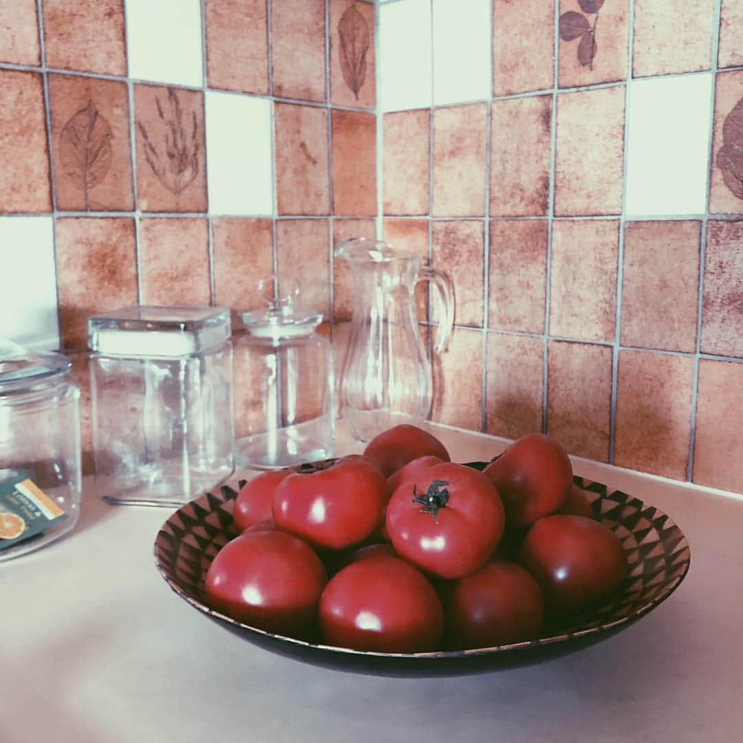 尾形沙耶香さんのインスタグラム写真 - (尾形沙耶香Instagram)「#tomatolover 🙋🏻‍♀️🍅 毎年送ってもらう千葉の#トマト  美味しい時期に、1年分食べ貯める💪」4月23日 11時02分 - sayakaogata