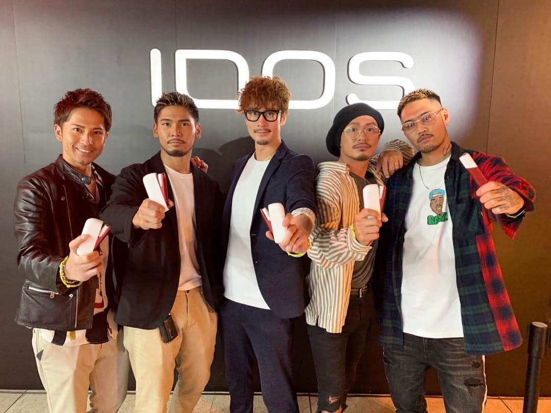 石鍋正寿さんのインスタグラム写真 - (石鍋正寿Instagram)「#IQOSThisChangesEverything #IQOSアンバサダー #IQOSJapan  @iqos_jp さんに招待して頂き、アンバサダーとしてIQOS NIPPON 祝賀モデルのレセプションパーティーに参加してきたよ✨ 会場では、アンベールパフォーマンスなどもあり、音や和装ダンスもめちゃくちゃカッコよくて圧倒されました❗️ 三味線の音って、改めてちゃんと聴くとすごくカッコいいなと感じたな〜🤔 ・ IQOS 3のNIPPON 祝賀モデルも、紅白のカラーでカッコいいし、デバイスが入っているボックスも歴代の元号が入った屏風や盃がセットになっていて、こだわりを感じる仕様になってます😁👍 ・ 限定モデルですので詳しくはIQOSストア、公式IQOSのサイトで確認してください。 ※成人喫煙者向けの本製品には、リスクがないわけではありません。」4月23日 11時13分 - masatoshi.i