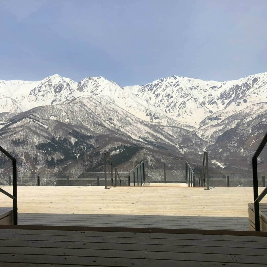 白馬岩岳スノーフィールドさんのインスタグラム写真 - (白馬岩岳スノーフィールドInstagram)「4月27日（土）よりオープン！！ 北アルプスの残雪と山麓は桜の開花と新緑の芽吹き。標高差2200mを一望できる絶景は白馬岩岳だからこそ見れますよ！！ 絶景テラス＆カフェ「HAKUBA　MOUNTAIN　HARBOR」“THE　CITY　BAKERY”  の非日常空間で自分時間を存分にお過ごしください！！ 【今日はTHE　CITY　BAKERY　GW限定新メニューご案内！】 「白馬で育った『信州サーモン』のスモークサンド」はゴールデンウィーク限定メニューです♪ 豆乳を使用した、とてもマイルドなクリームチーズとの相性は抜群です！ ぜひご賞味ください♪  #白馬岩岳 #白馬岩岳マウンテンハーバー #THECITYBAKERY #岩岳マウンテンリゾート #白馬 #信州サーモン #絶景 #HAKUBAMOUNTAINHARBOR」4月23日 11時13分 - hakuba_iwatake