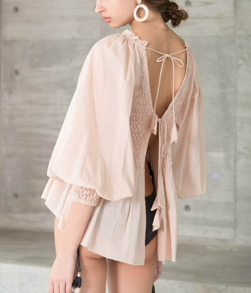 のインスタグラム：「Smoking BK open blouse: #kiira  #ss19 #spring #summer #collection」
