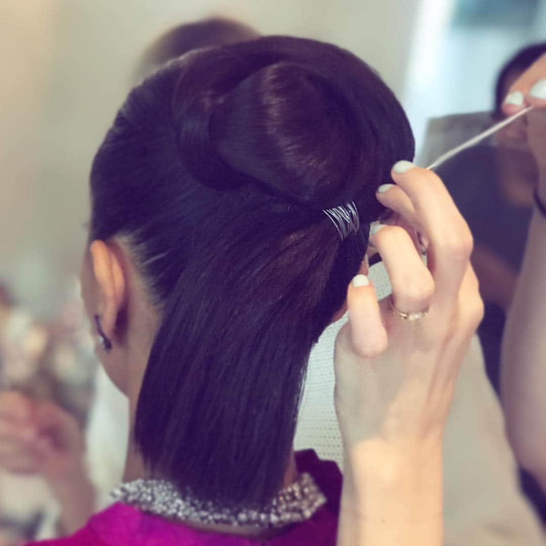 マラ・ロザックさんのインスタグラム写真 - (マラ・ロザックInstagram)「Sneak peek of #ZoeSaldana for the premiere of #AvengersEndGame shine sculptural shine sculptural. Full reveal coming SOON! Oh that shine is alll @davinesnorthamerica check out my stories for the exact products used💋 #donewithdavines #davinespartner」4月23日 11時27分 - mararoszak