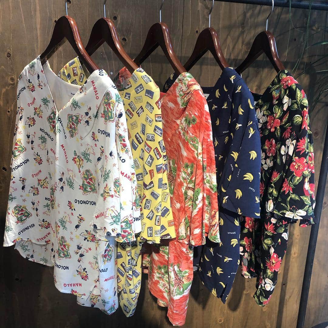 ニコアンドさんのインスタグラム写真 - (ニコアンドInstagram)「【NEW ARRIVAL】 . 昨年に引き続き、人気のアロハシャツ、 今年は新たな新柄と、色味を加えて夏らしいスタイリングに。 . shirt ¥4.900+tax one-piece ¥4.900+tax shoes ¥3.900+tax . New of the Aloha shirt arrived！ . TOP(@nikoandtokyo) . #nikoand #nikoandtokyo #harajuku #jingumae #tokyo #東京 #japan #日本 #渋谷 #原宿 #表参道 #shibuya #明治神宮前#omotesando #tokyotrip #東京観光 #ニコアンド #ニコアンドトーキョー #菅田将暉 #小松菜奈 #であうにあう#あハル #アロハシャツ #夏 #夏コーデ #ワンピース」4月23日 11時37分 - nikoandtokyo