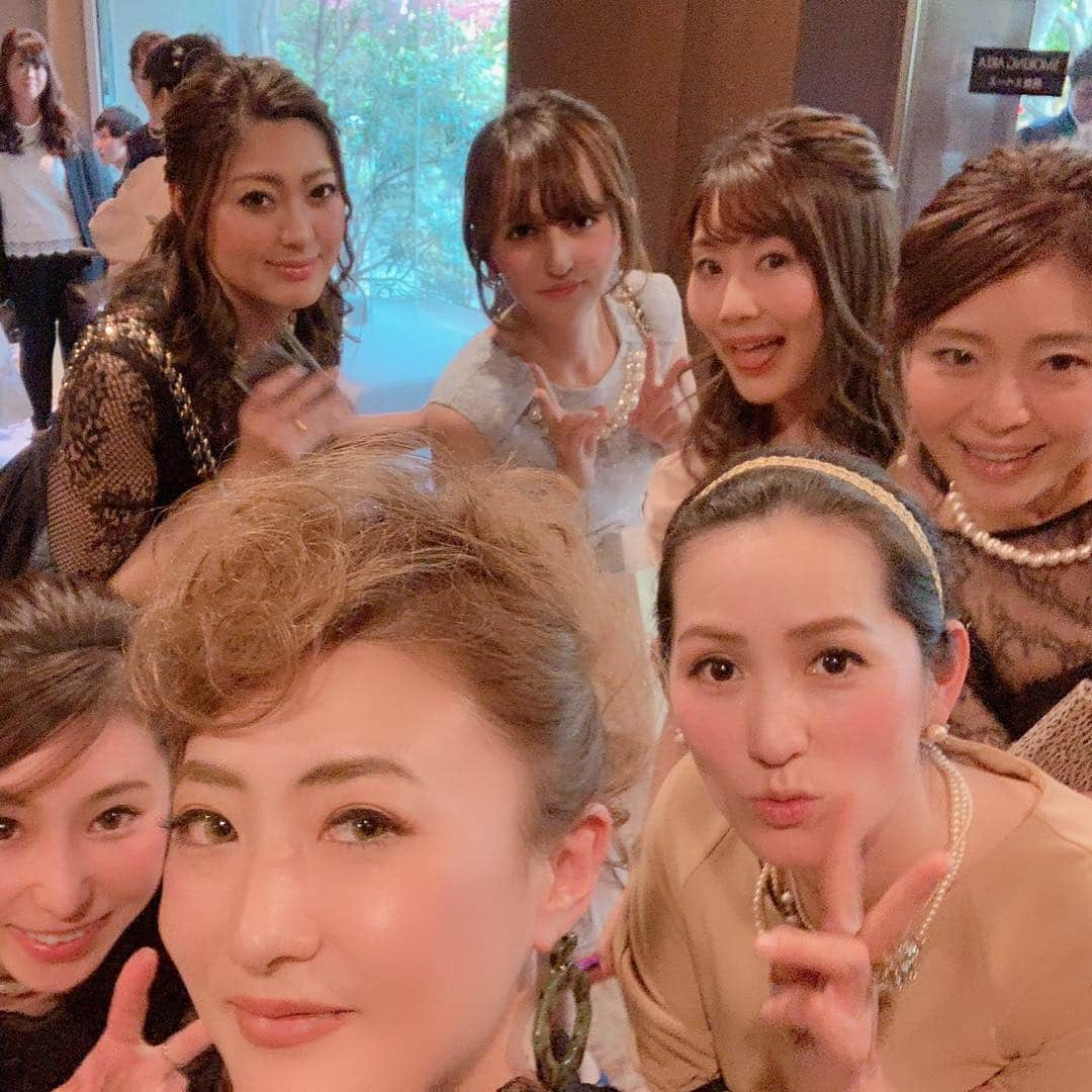 奥山絵里奈さんのインスタグラム写真 - (奥山絵里奈Instagram)「先日後輩の舞の#結婚式 へ！ #八芳園 での式は和洋見れてとても楽しかったし本当に綺麗で見惚れてしまった🥺 和服がこんなに似合うなんて！ そして本当に愛に溢れた、とても舞は周りに愛されてるなぁと感じる式でした。みんな号泣笑 友人の舞を思いやる言葉に私も号泣笑 いつも気が利いて面白い舞♫ 素適な家庭になること間違いなし🥺💕 #八芳園花嫁 #八芳園ウェディング #八芳園結婚式 #和装結婚式 #結婚式コーデ #weddingparty #洋装和装 #美男美女 #美男美女カップル #結婚」4月23日 11時29分 - erinaokuyama