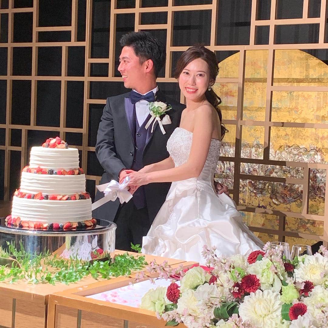 奥山絵里奈さんのインスタグラム写真 - (奥山絵里奈Instagram)「先日後輩の舞の#結婚式 へ！ #八芳園 での式は和洋見れてとても楽しかったし本当に綺麗で見惚れてしまった🥺 和服がこんなに似合うなんて！ そして本当に愛に溢れた、とても舞は周りに愛されてるなぁと感じる式でした。みんな号泣笑 友人の舞を思いやる言葉に私も号泣笑 いつも気が利いて面白い舞♫ 素適な家庭になること間違いなし🥺💕 #八芳園花嫁 #八芳園ウェディング #八芳園結婚式 #和装結婚式 #結婚式コーデ #weddingparty #洋装和装 #美男美女 #美男美女カップル #結婚」4月23日 11時29分 - erinaokuyama